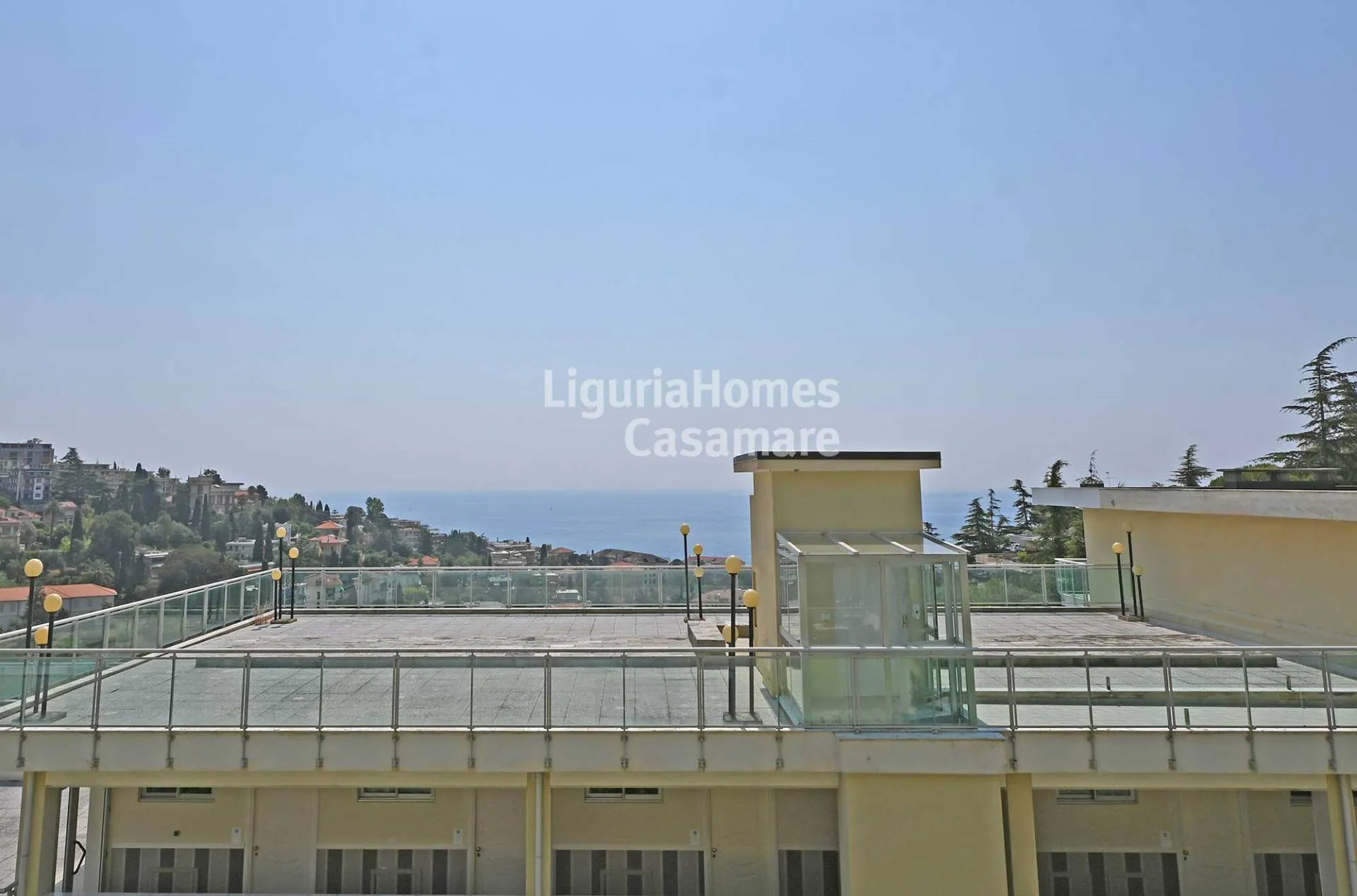 Wohnung mit Meerblick, zwei Terrassen und einer Doppelgarage zum Verkauf in San Remo.