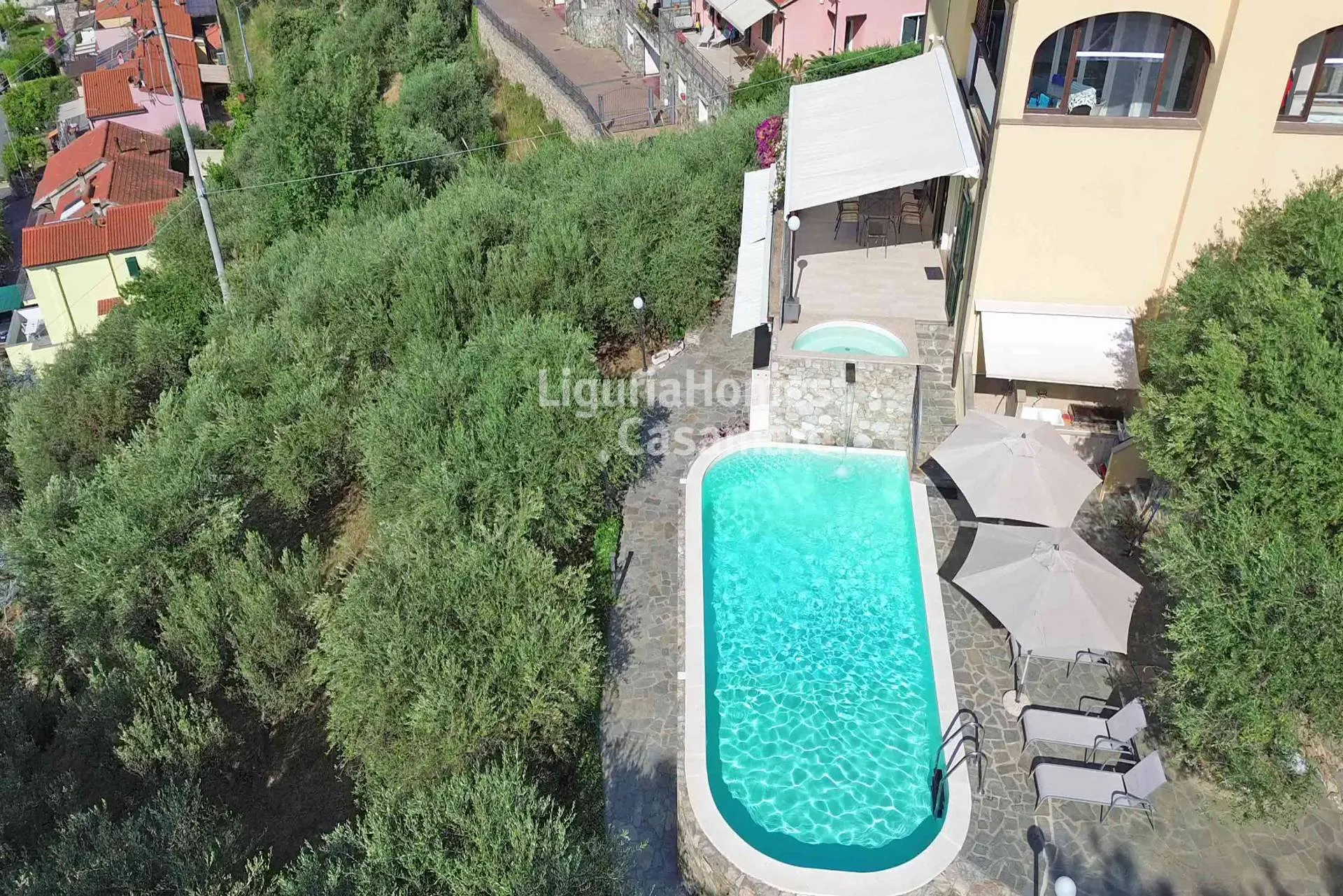 Propiedad con Vista al Mar, Piscina Privada y Jardín en Venta en Liguria.