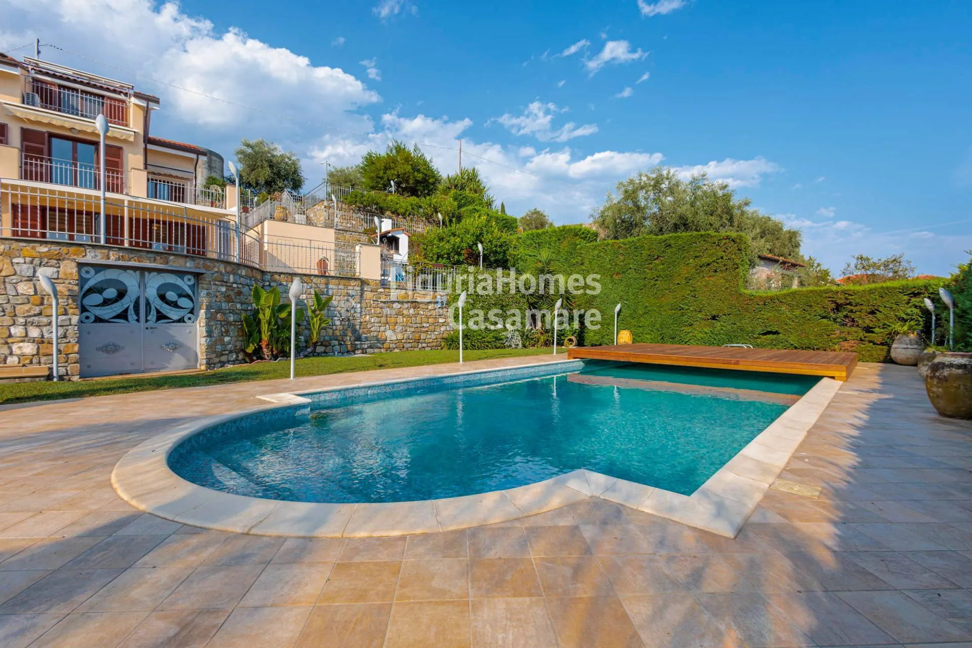 Una magnifica Villa immersa nel verde, con piscina e vista mare.