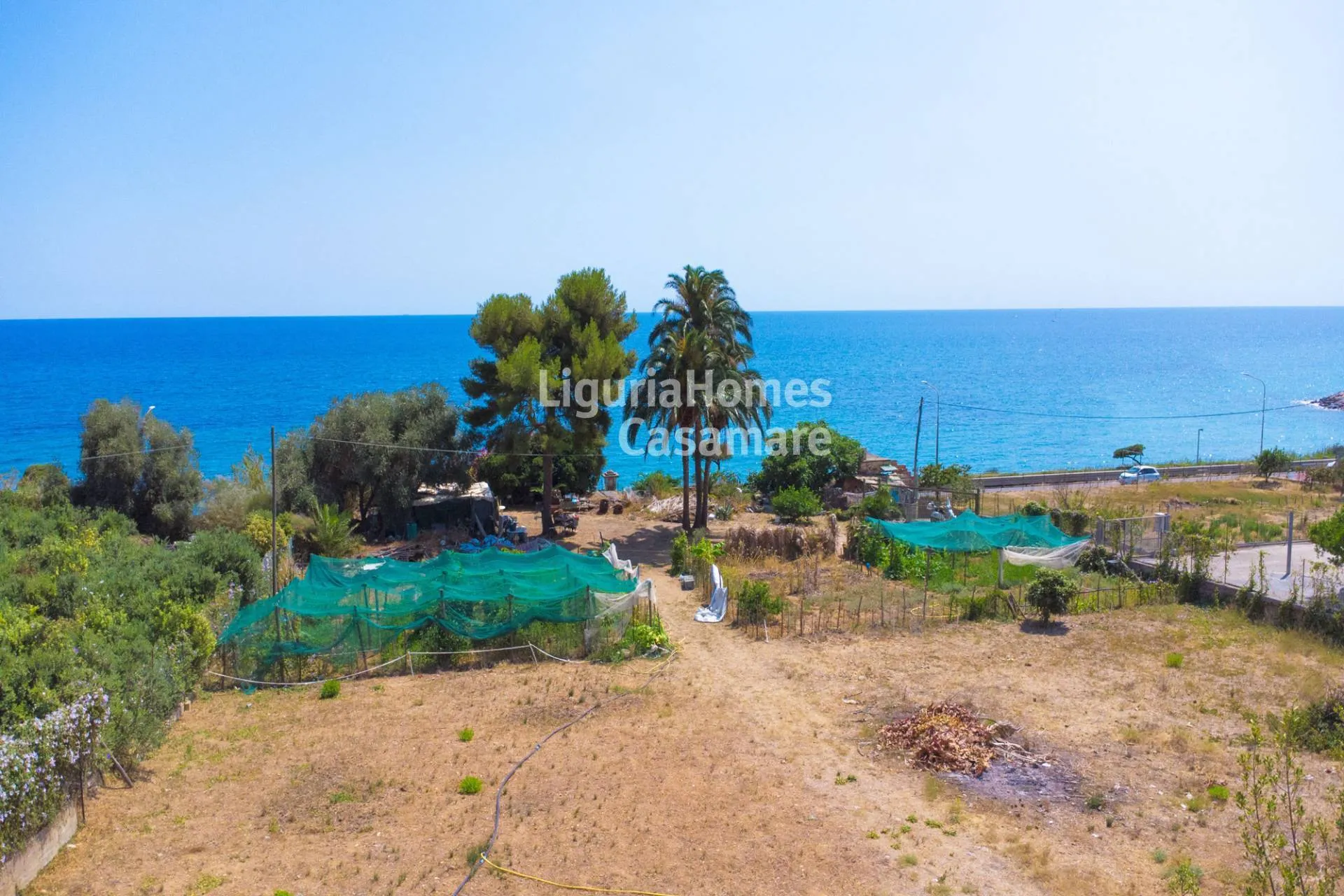Storica villa in stile Liberty con parco privato e vista mare in vendita a Riva Ligure.