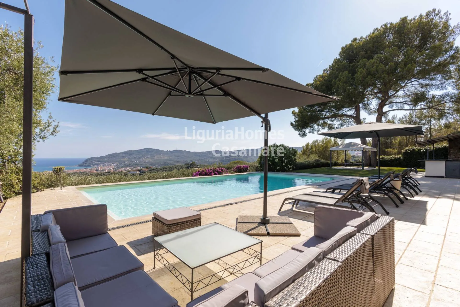 Elegante villa en venta en Diano Castello, Liguria, con piscina, olivar privado y impresionantes vistas al mar.