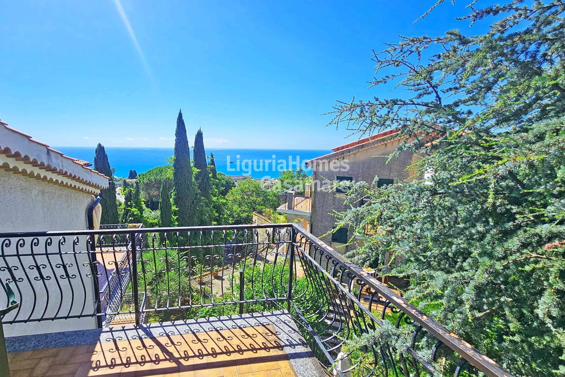 Villa con Vista Panorámica al Mar en Venta en Pietra Ligure, Riviera Italiana.