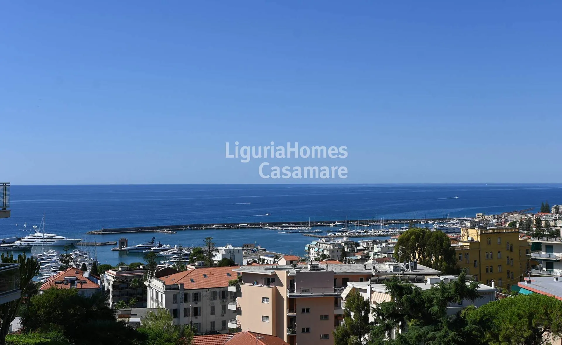 Spazioso appartamento con una camera da letto, vista panoramica sul mare e terrazzo in vendita a San Remo.