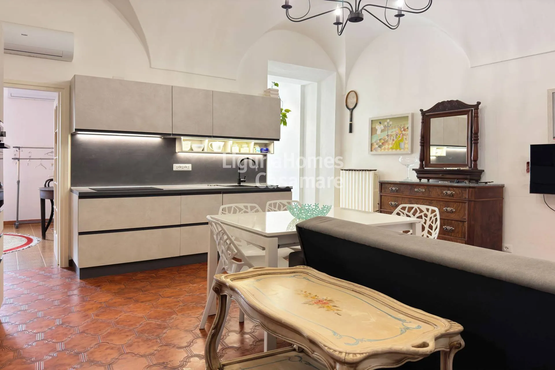 Apartamento à venda no centro histórico de Riva Ligure.
