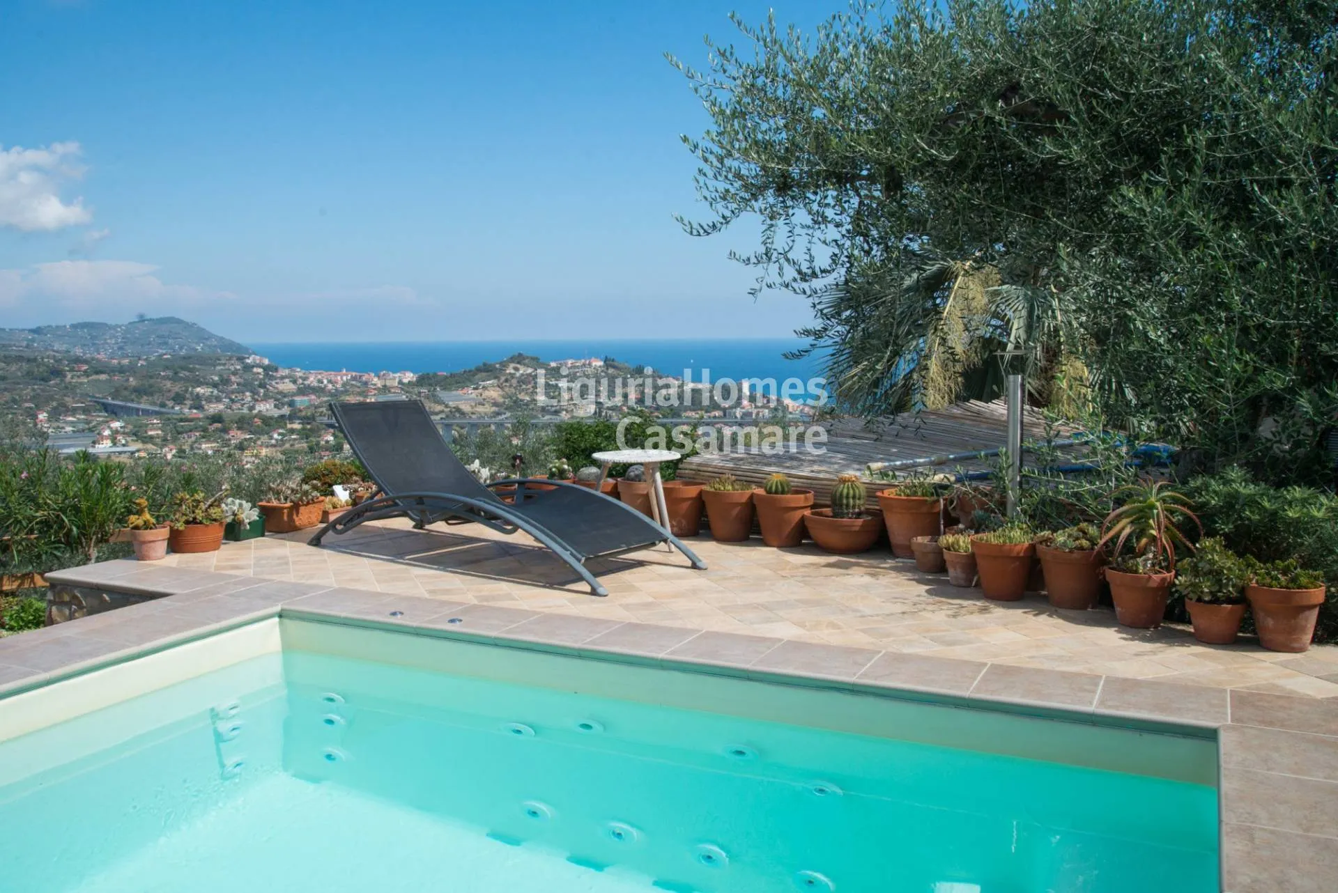 Moradia geminada com jardim privado, piscina e vista mar panorâmica à venda em Imperia.
