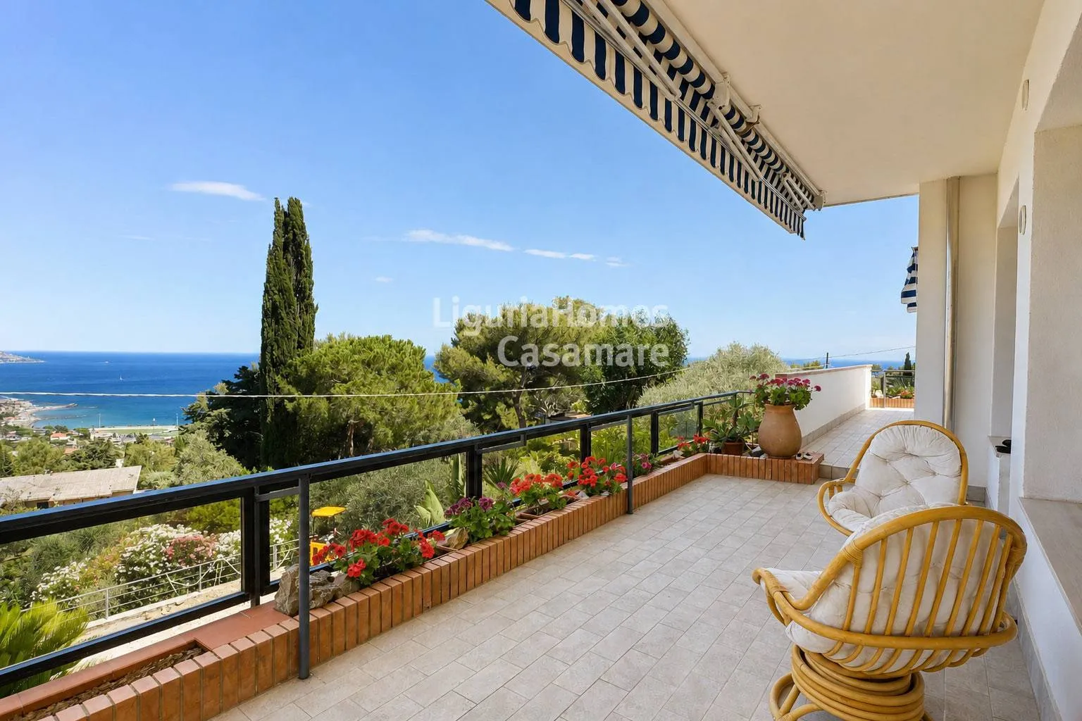 Wohnung in einer Villa mit Pool zum Verkauf in San Remo, Italienische Riviera.