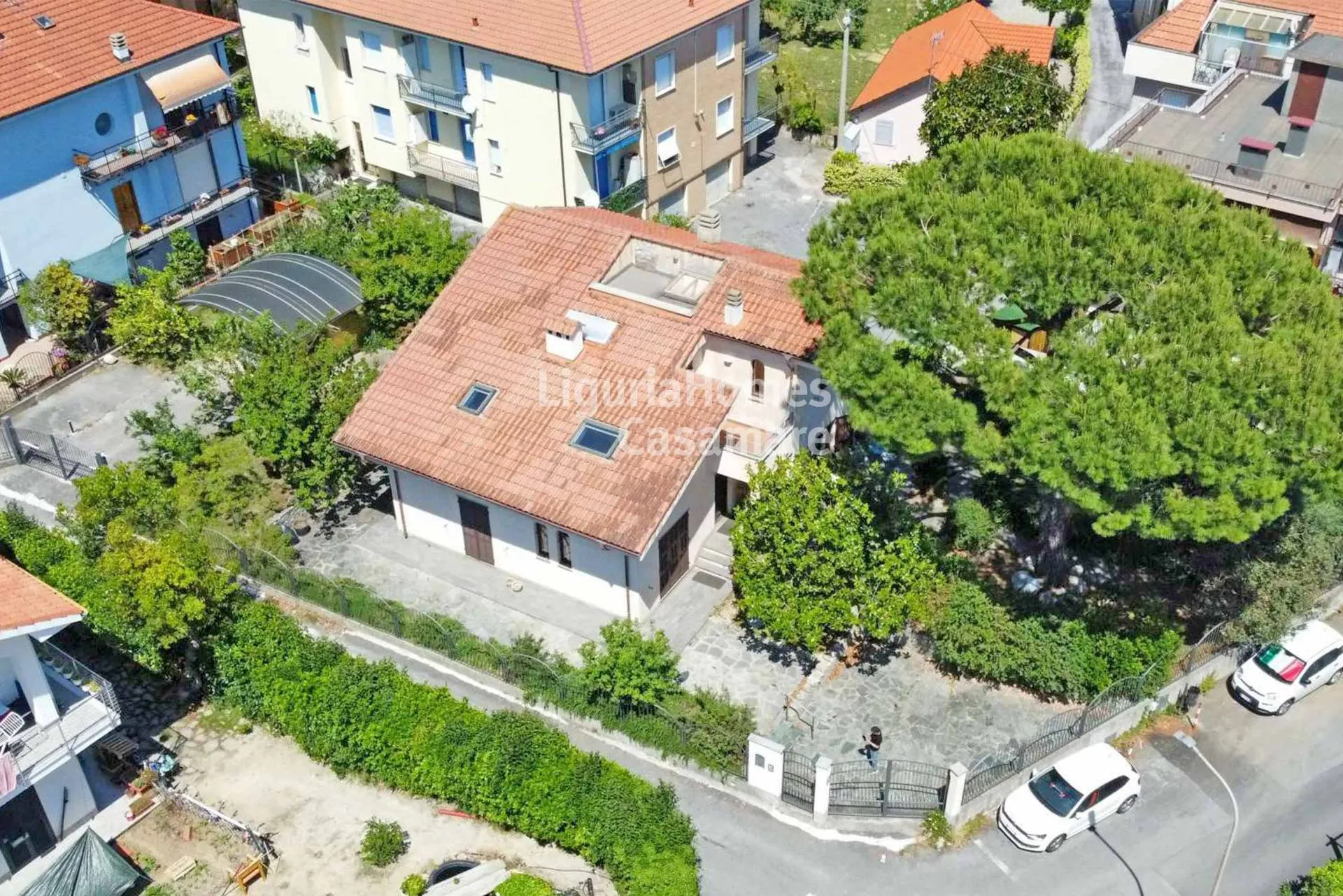 Loano, İtalyan Rivierası'nda Bahçeli Müstakil Villa Satılık.