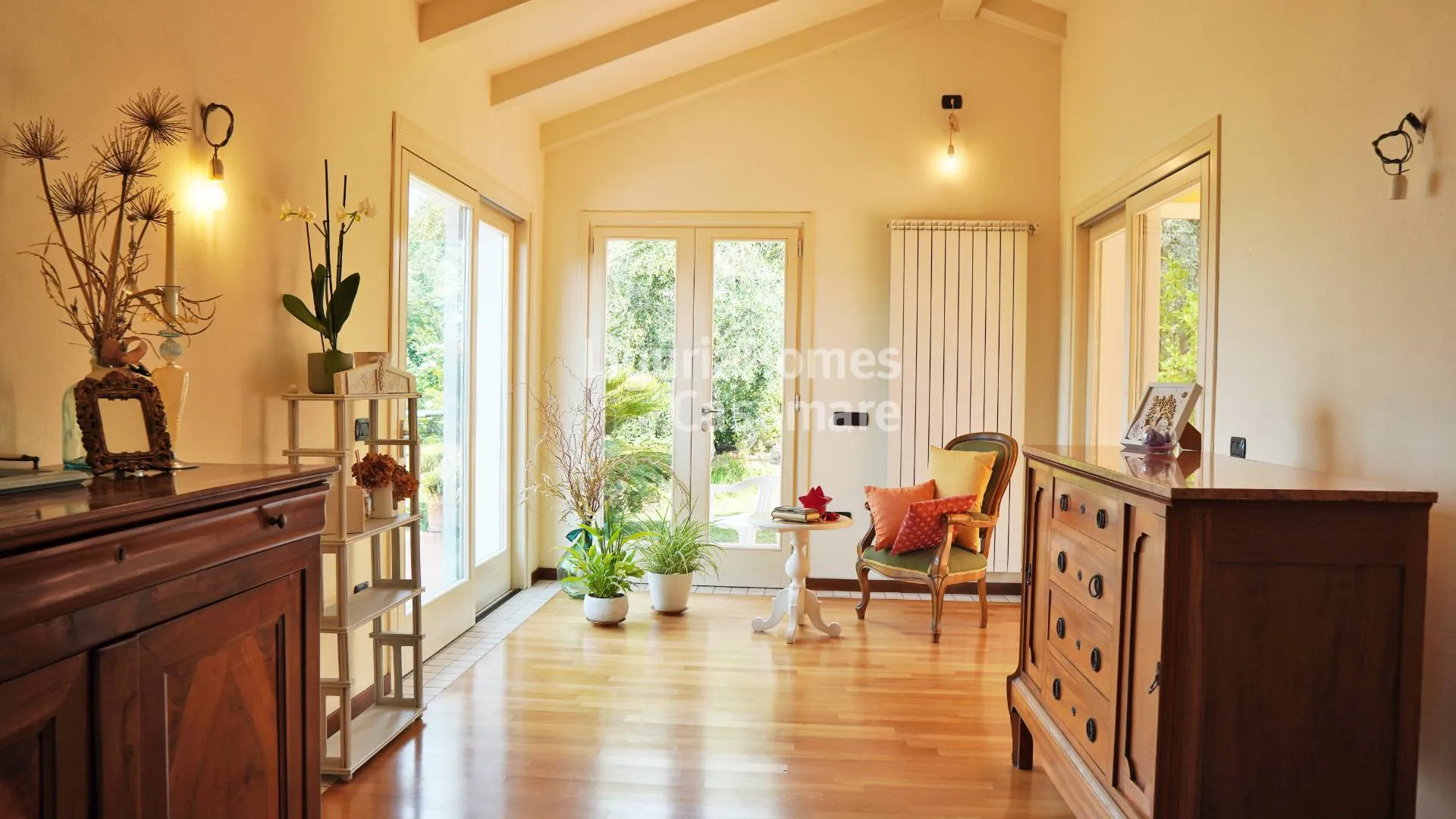 Villa avec vue panoramique sur la mer à vendre à Diano Marina avec jardin méditerranéen.