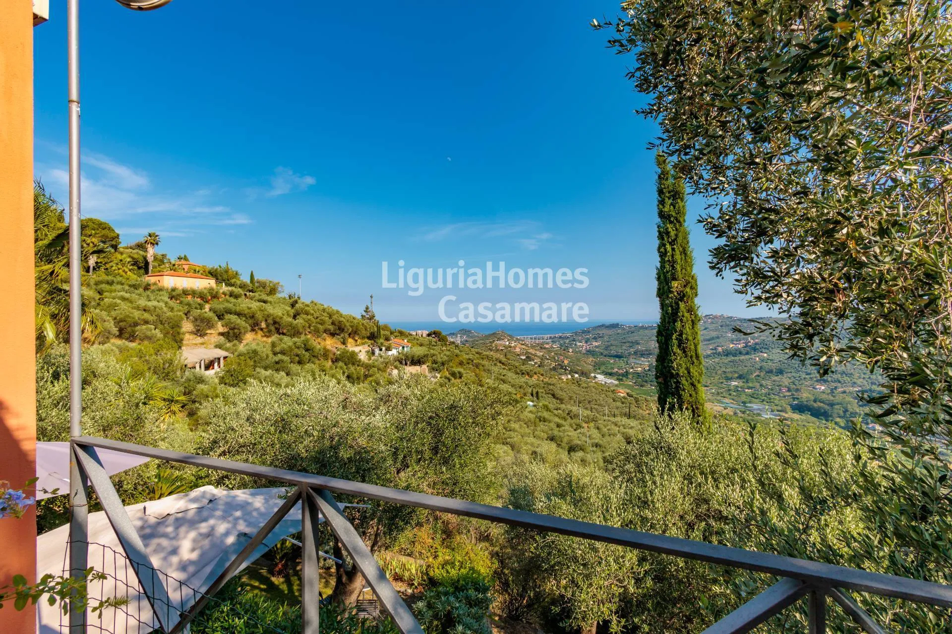 Villa in vendita a Dolcedo con vista mare, giardino panoramico e fascino mediterraneo.