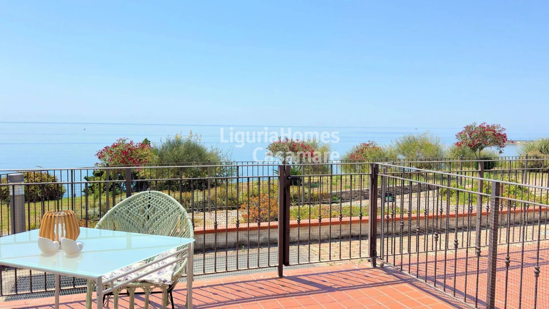 Santo Stefano al Mare'de deniz manzaralı satılık daire.