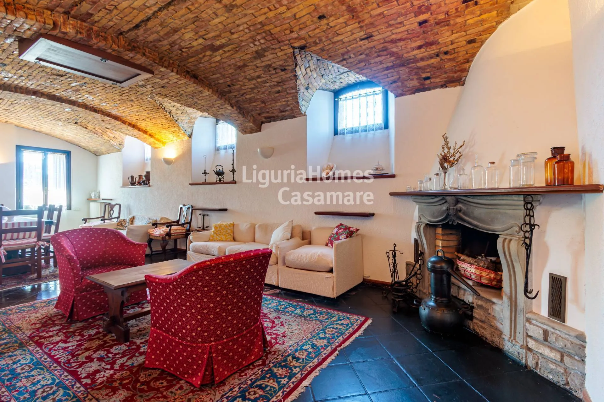 Apartamento histórico com Jardim Privado e Vistas Marítimas no Coração de Imperia, Riviera Italiana.