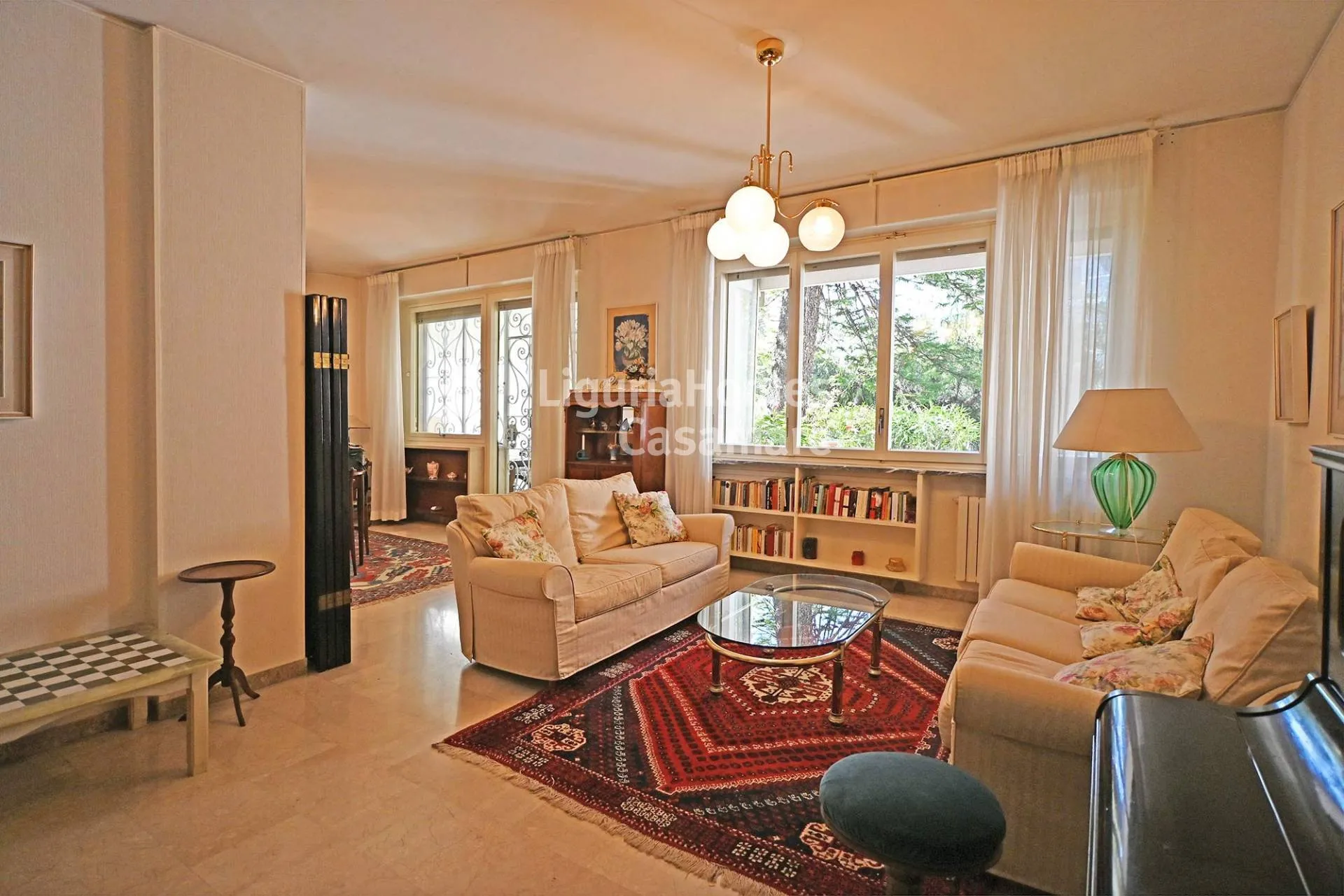 Elegante appartamento con ampio terrazzo e giardino privato in vendita a San Remo, Liguria.