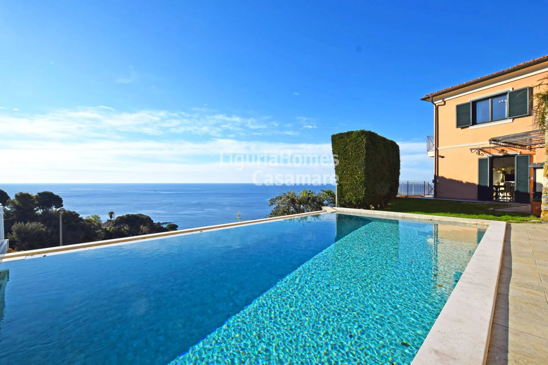 Villa panorámica con piscina infinita y vista al mar en venta en Ospedaletti Ubicada en la primera colina de Ospedaletti, esta refinada villa de reciente construcción goza de una hermosa vista panorámica al mar y ofrece un equilibrio perfecto entre elegancia, confort y…