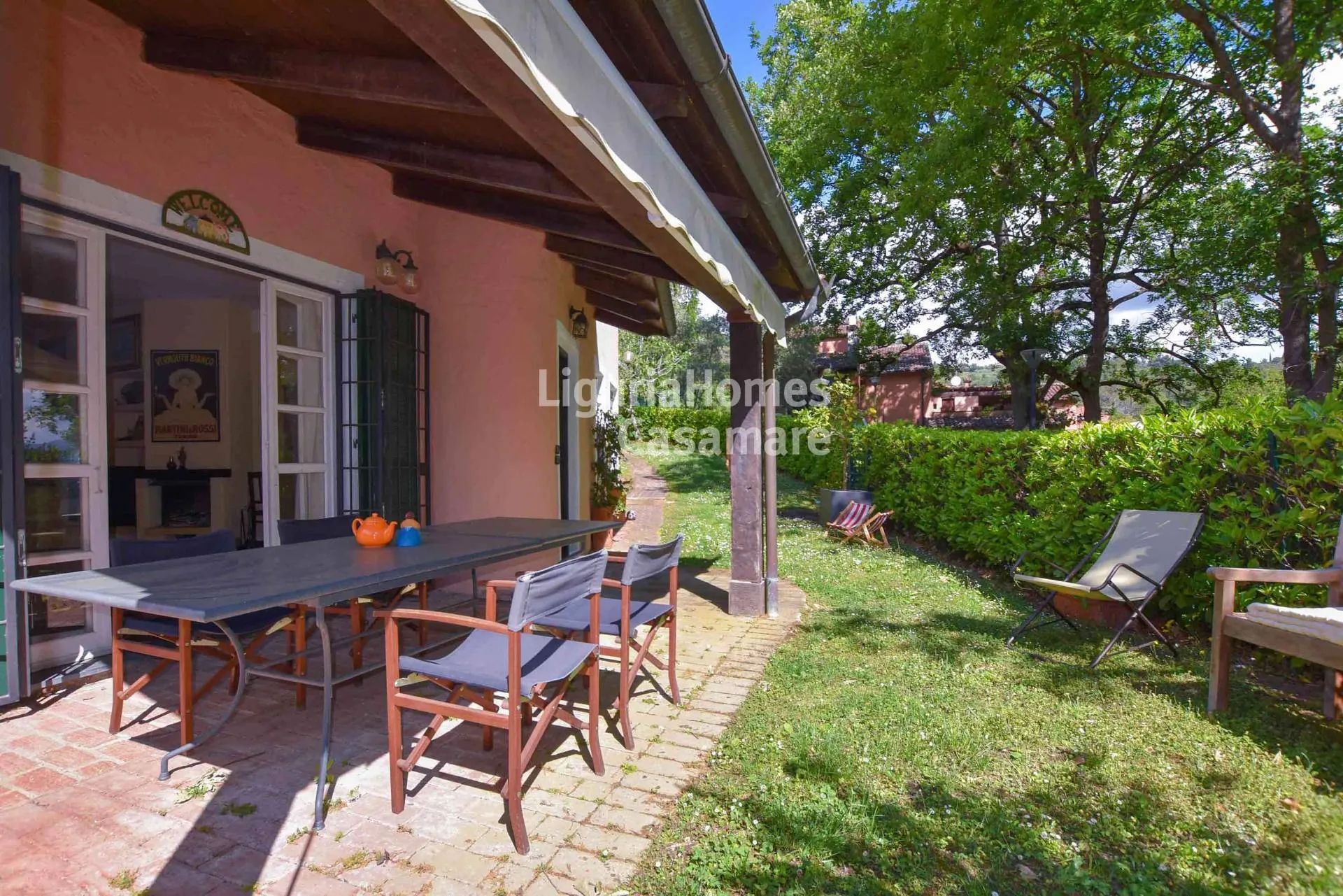 Villa con giardino privato e terrazzi in vendita nel Garlenda Golf Club, Liguria, a pochi minuti da Alassio sulla Riviera Ligure.