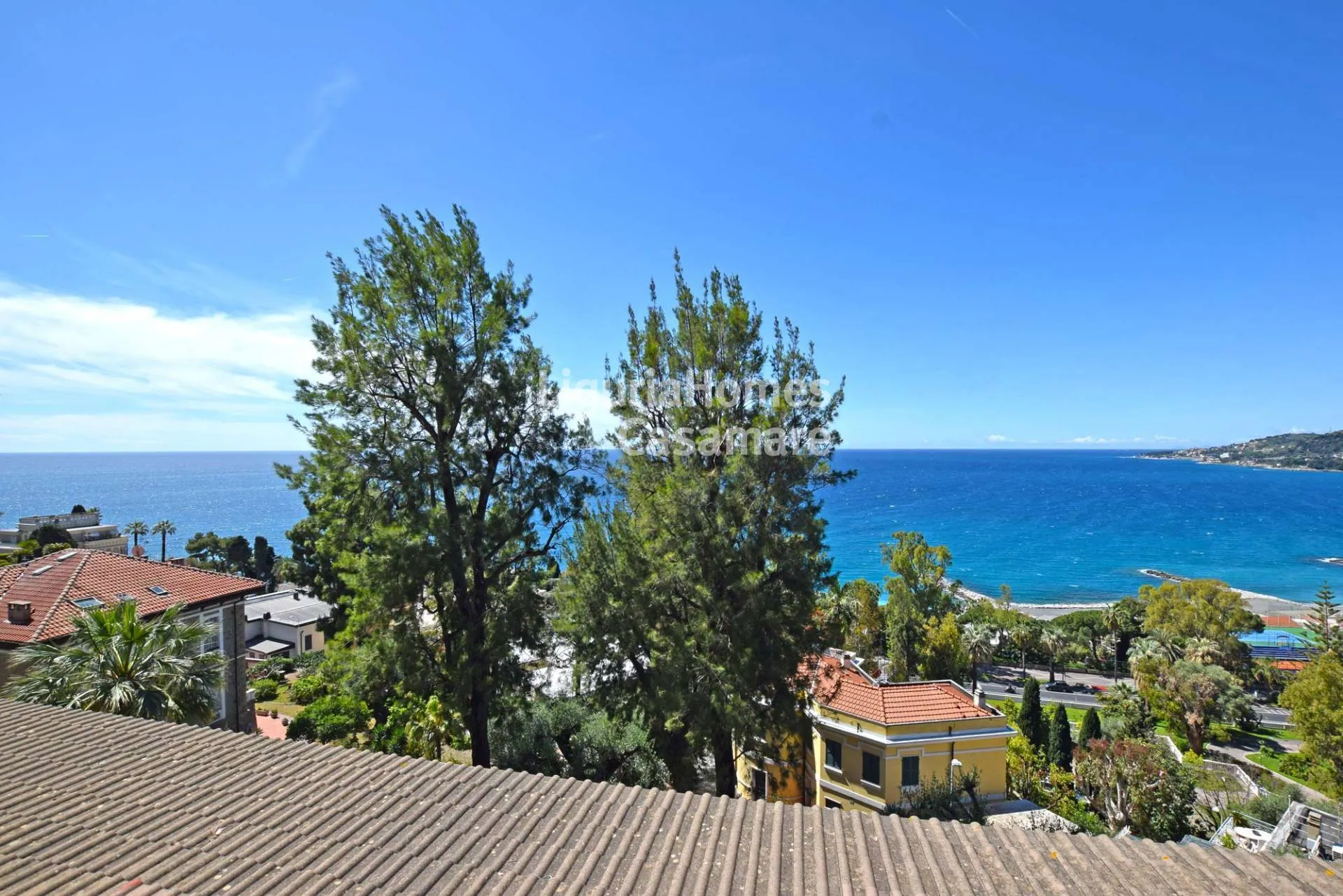 Appartamento con vista mare in villa storica in vendita a Ospedaletti Situato all'interno di una villa storica risalente alla fine del XIX secolo, circondata da un parco privato di circa 4.000 m² e assoluta tranquillità, questo appartamento con…