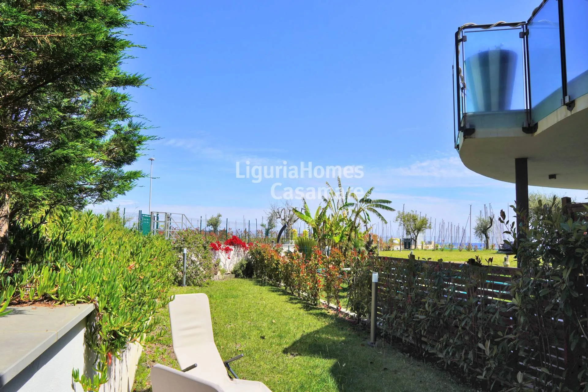 Luxuswohnung mit Garten und Pool zum Verkauf in Santo Stefano al Mare.