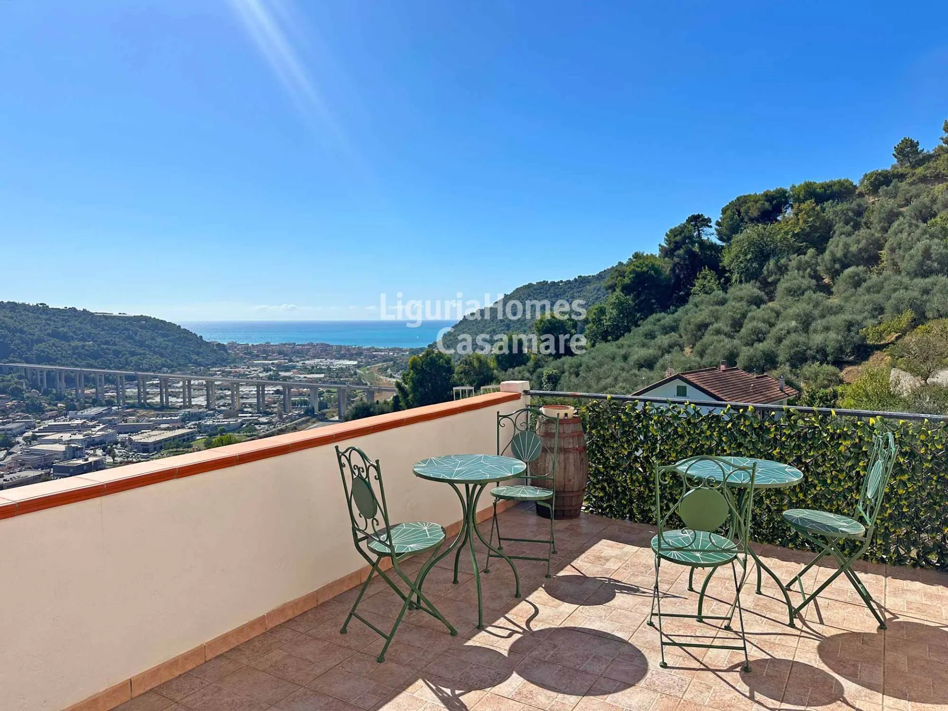 Apartamento en venta en Camporosso, situado en la última planta de una villa en una posición panorámica.