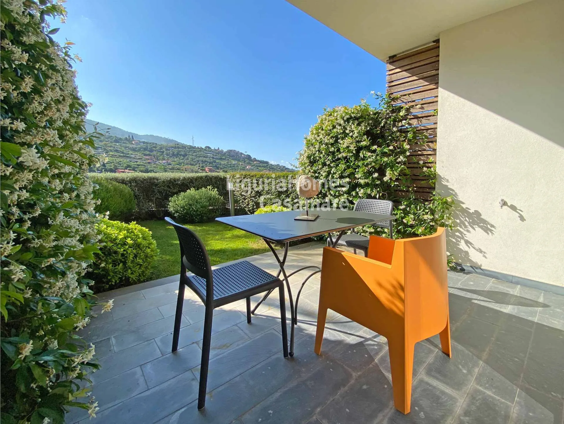 Vallebona, apartamento de dos dormitorios en venta con terraza, jardín y garaje.