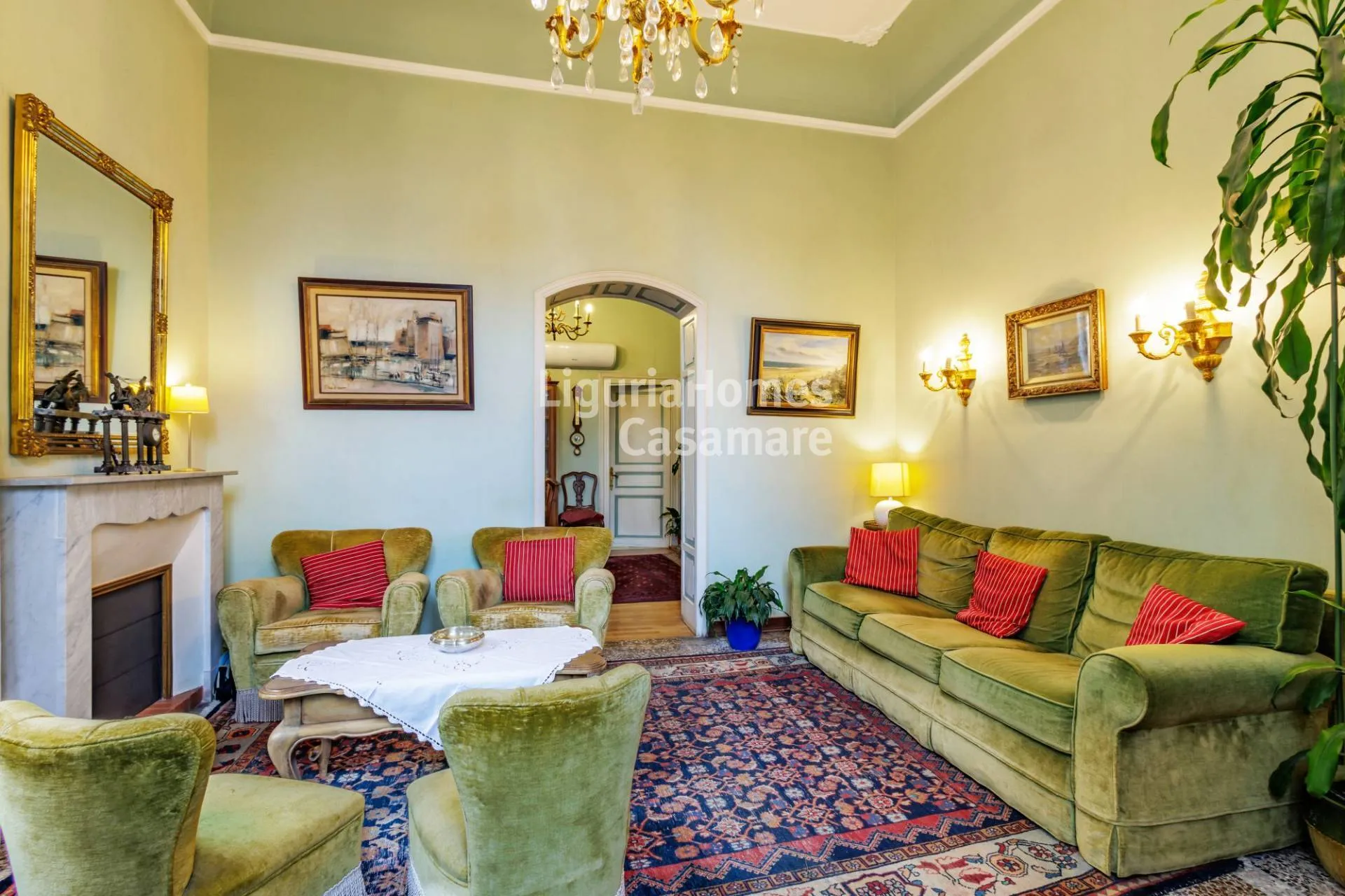 Moradia histórica com vista mar e apartamentos independentes à venda em Imperia.