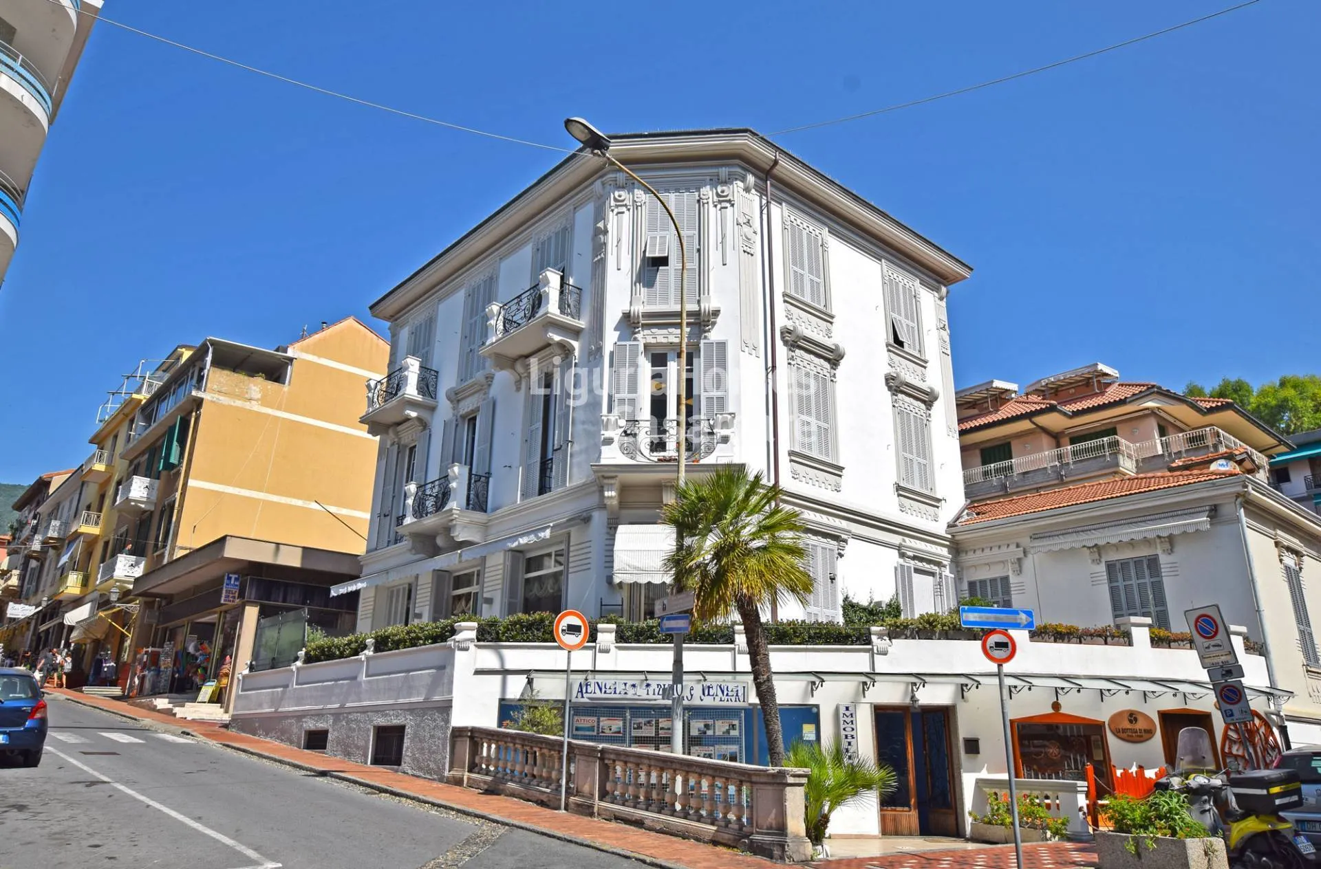 Apartamento central em edifício de época com terraço e vista mar.