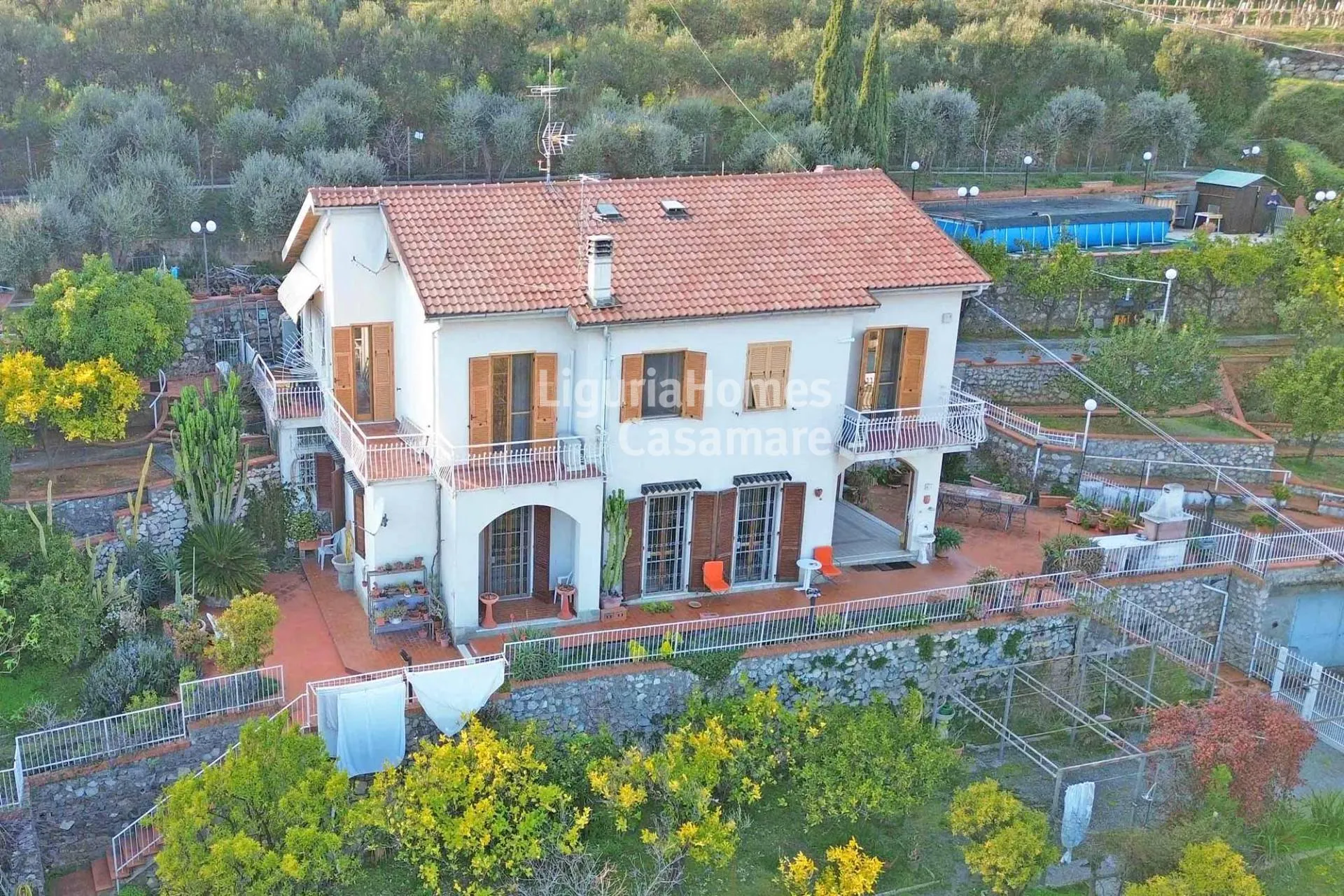 Appartamento in vendita a Borghetto Santo Spirito con giardino privato, piscina e vista mare panoramica.
