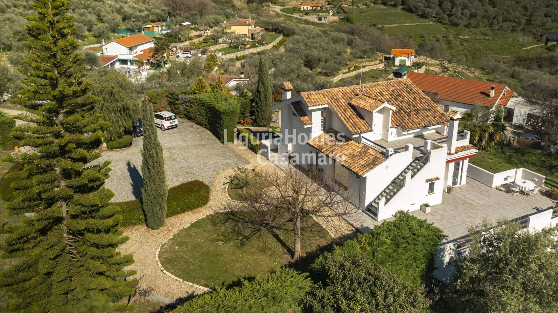 Moradia com jardim amplo e vista mar à venda em Imperia.