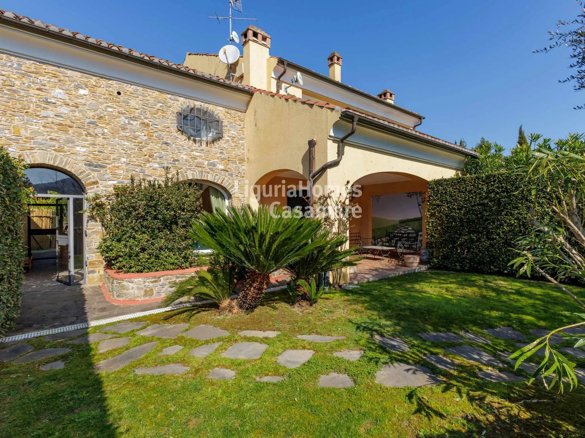 Appartement à vendre avec jardin privé et garage à Garlenda Golf Club.