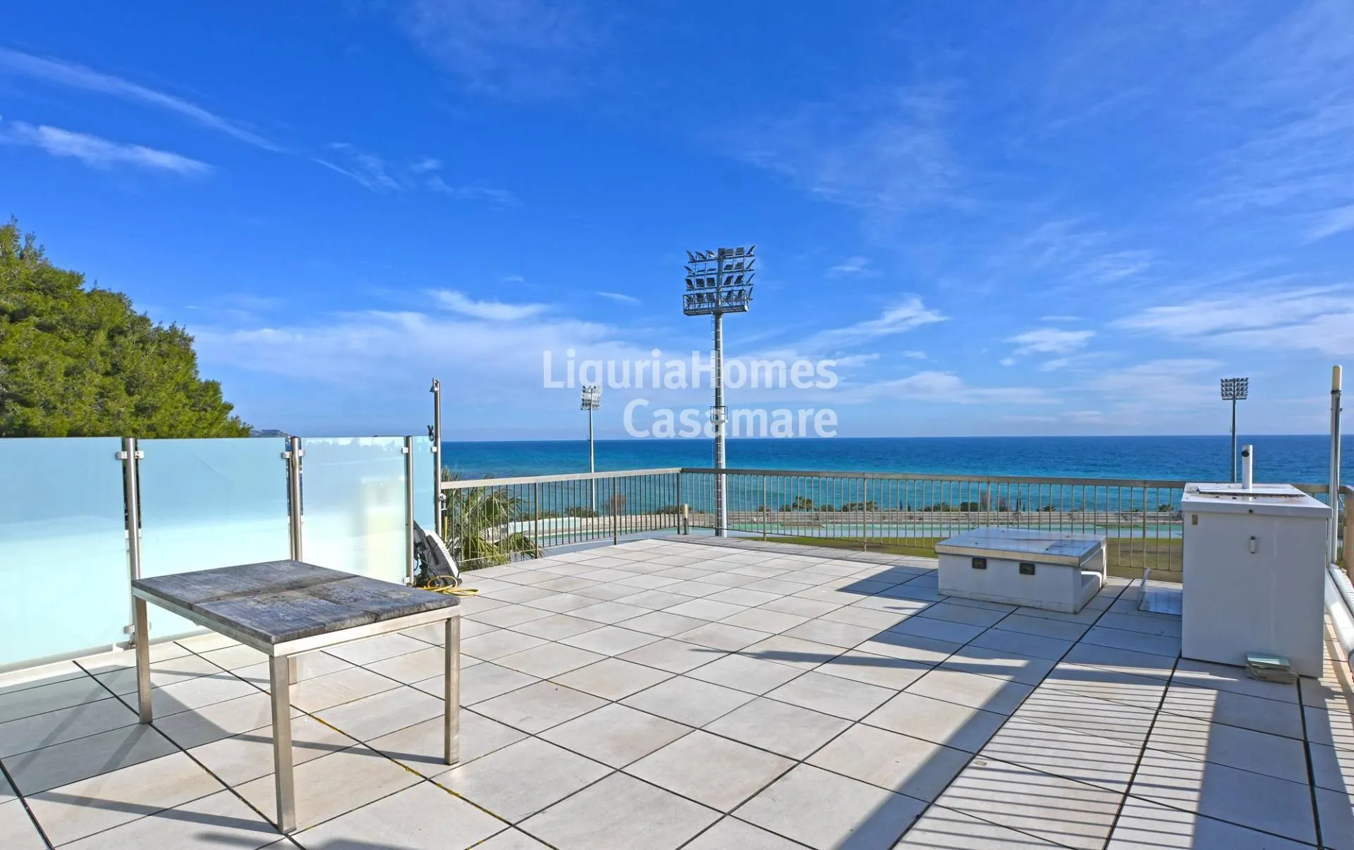 Meerblick-Penthouse-Wohnung zum Verkauf in San Remo mit privater Dachterrasse.