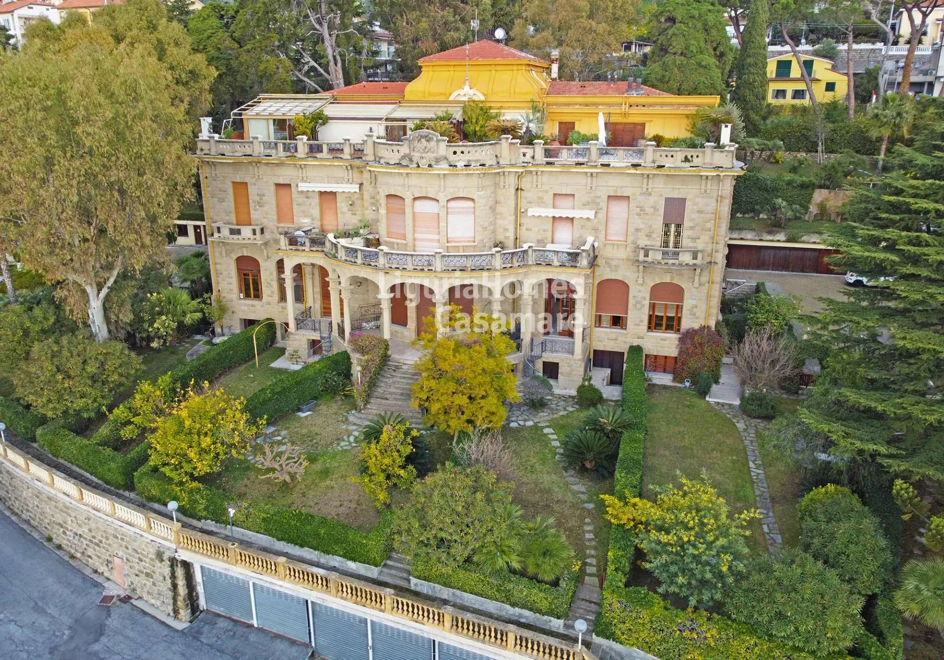 Situé dans le parc privé du prestigieux "Château Devachan", cet appartement exclusif à vendre à San Remo offre un rare mélange d'importance historique, d'intimité et de confort moderne.
