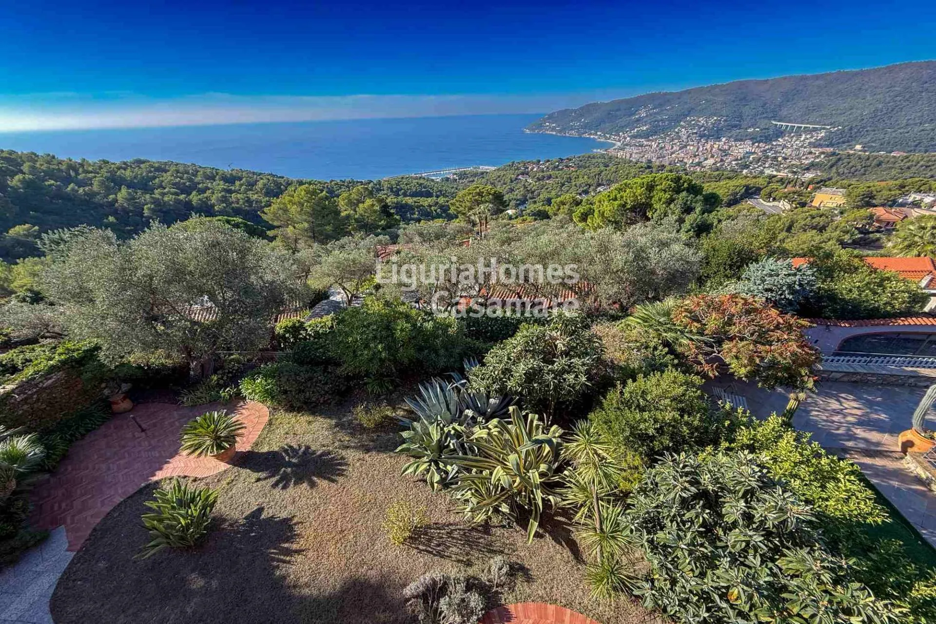 Andora, Capo Mele'de panoramik deniz manzaralı ve bahçeli satılık villa.
