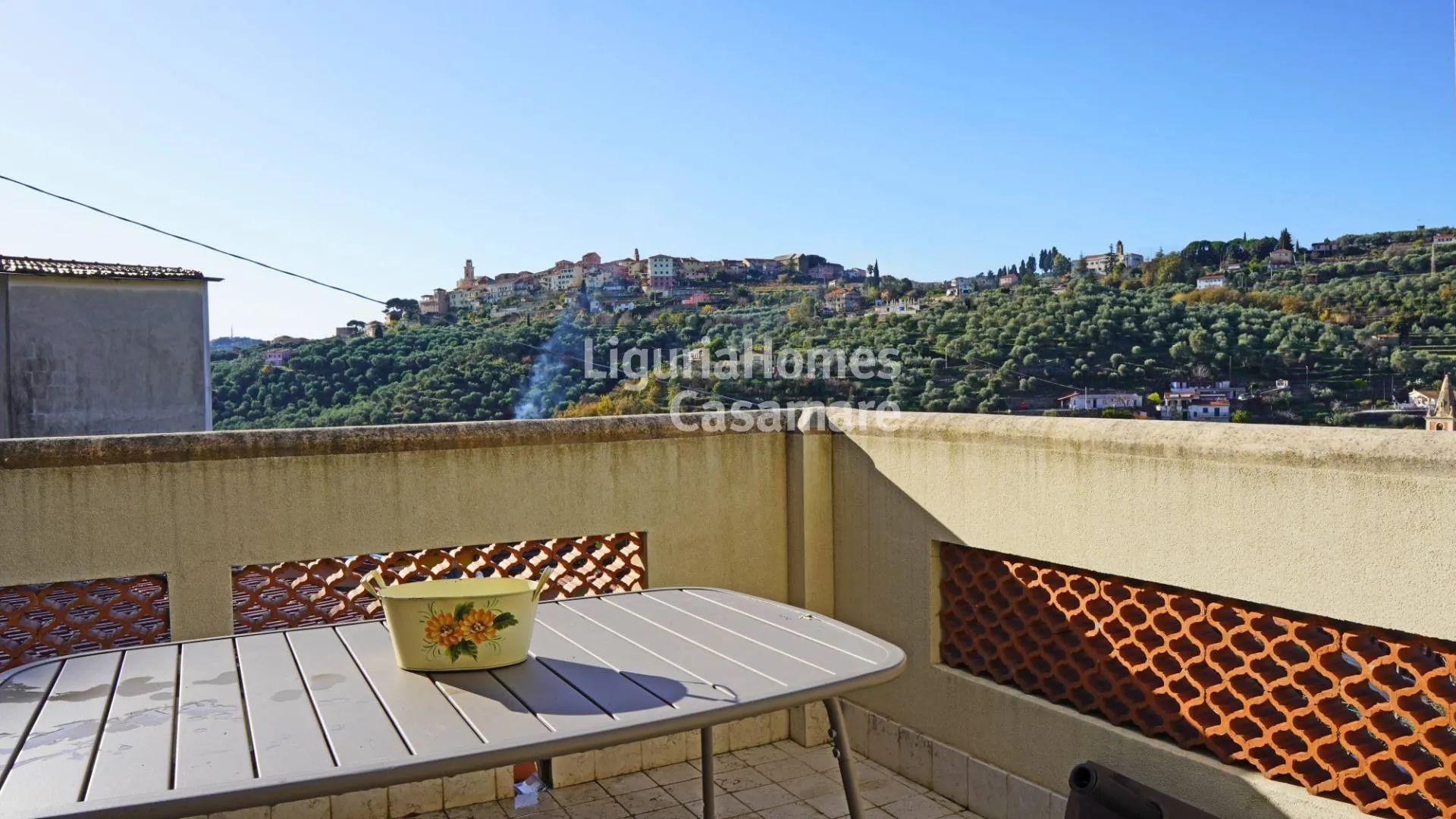 Appartement rénové avec grande terrasse à vendre à Diano San Pietro.