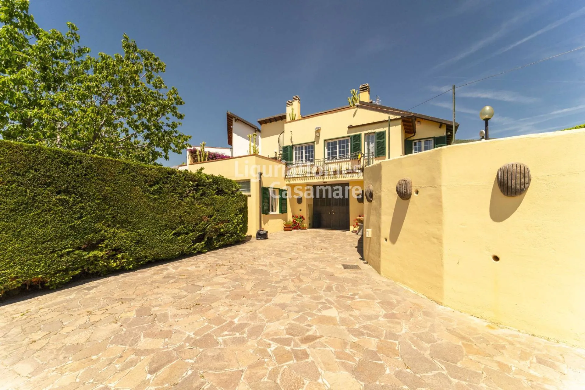 Cisano sul Neva'da Bahçeli Villa Satılık.