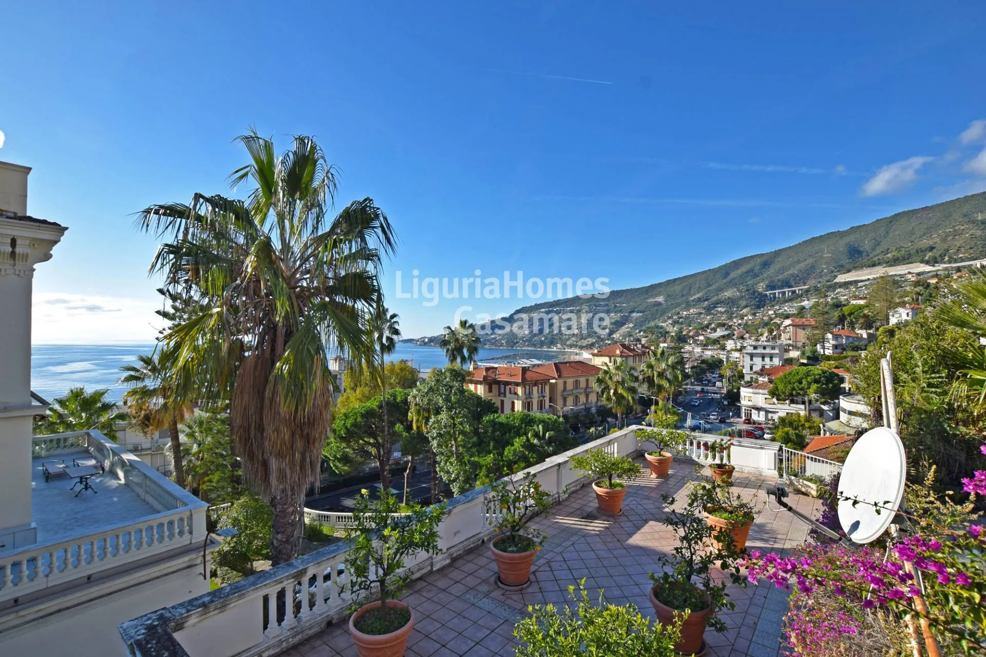 Elegante apartamento en una villa en el centro de Ospedaletti, con gran terraza y vistas al mar.