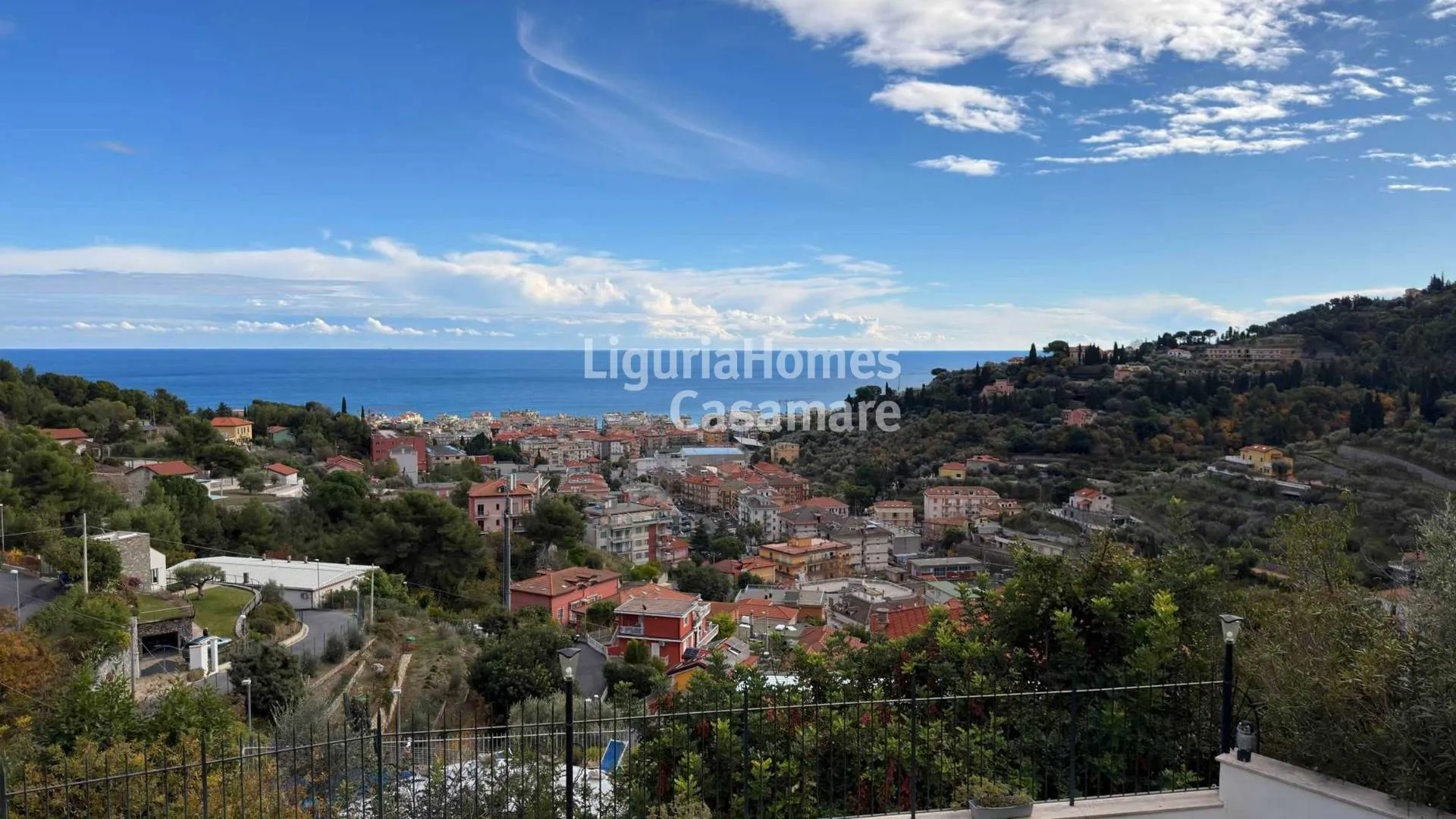 Villa avec vue sur mer et jacuzzi extérieur sur les collines d'Alassio.