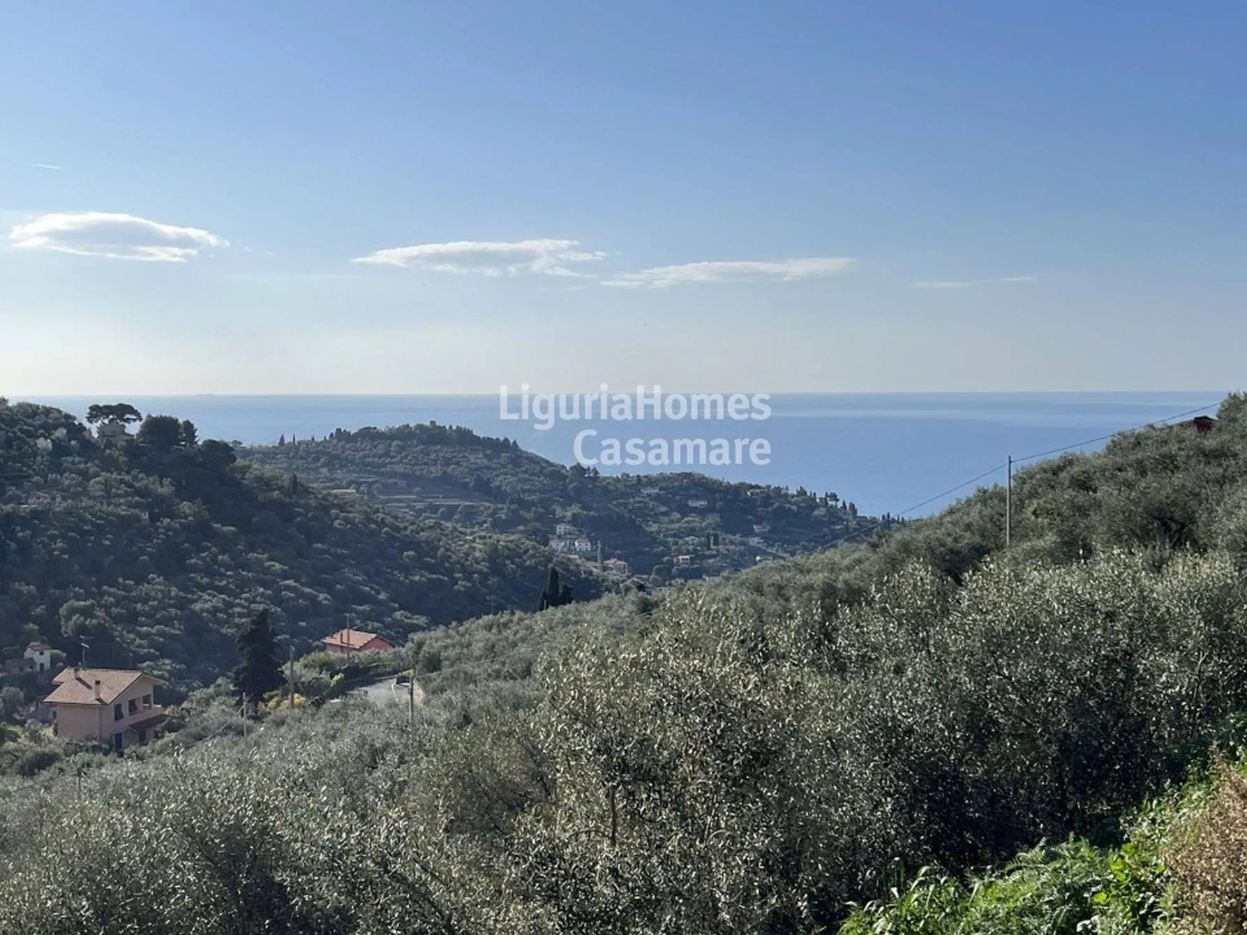 Villa in vendita a Imperia con splendida vista mare e ampio giardino privato.
