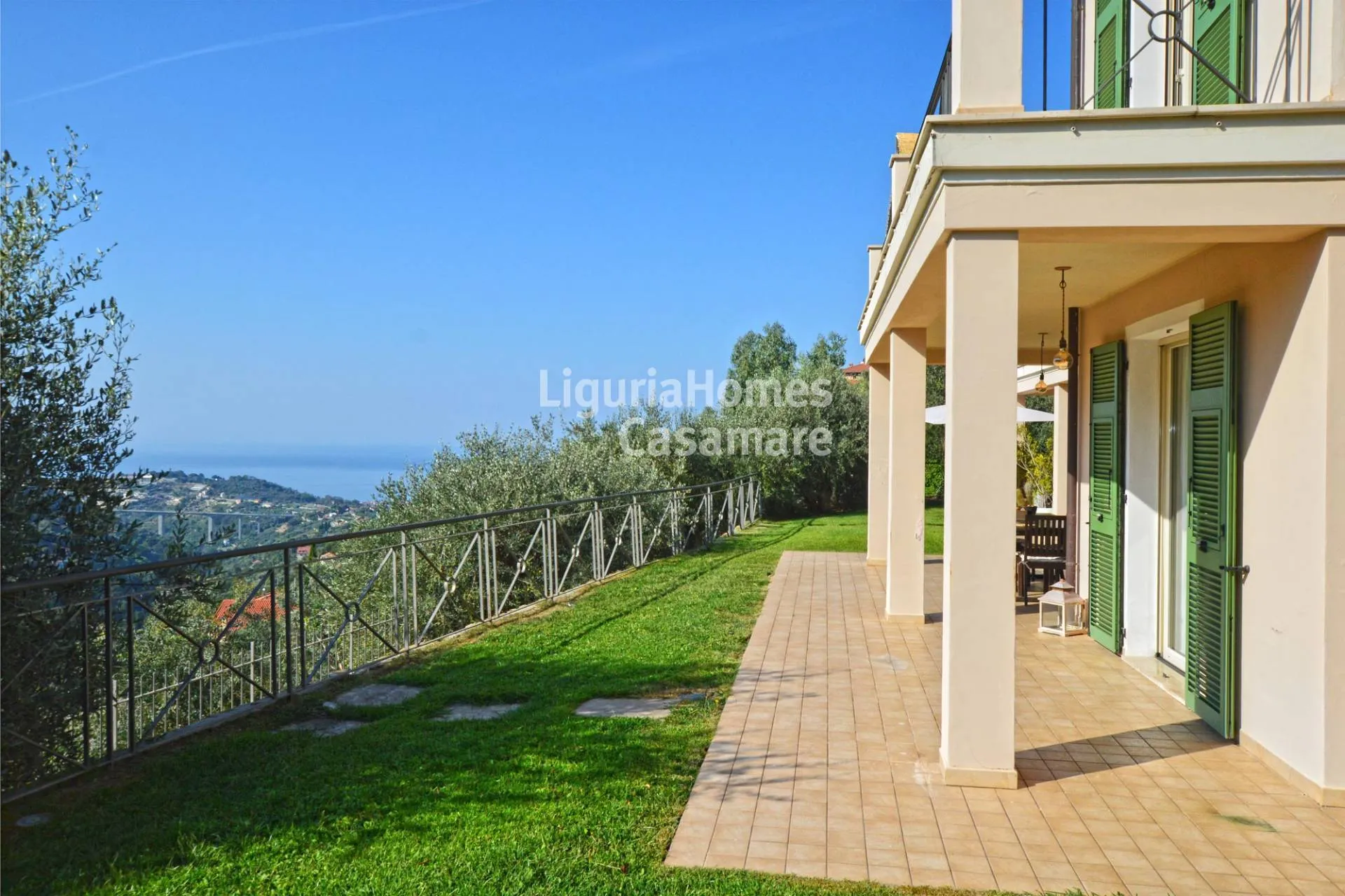 Madonna della Neve, Vallebona elegante Villa zum Verkauf mit Meerblick und angelegtem Garten.