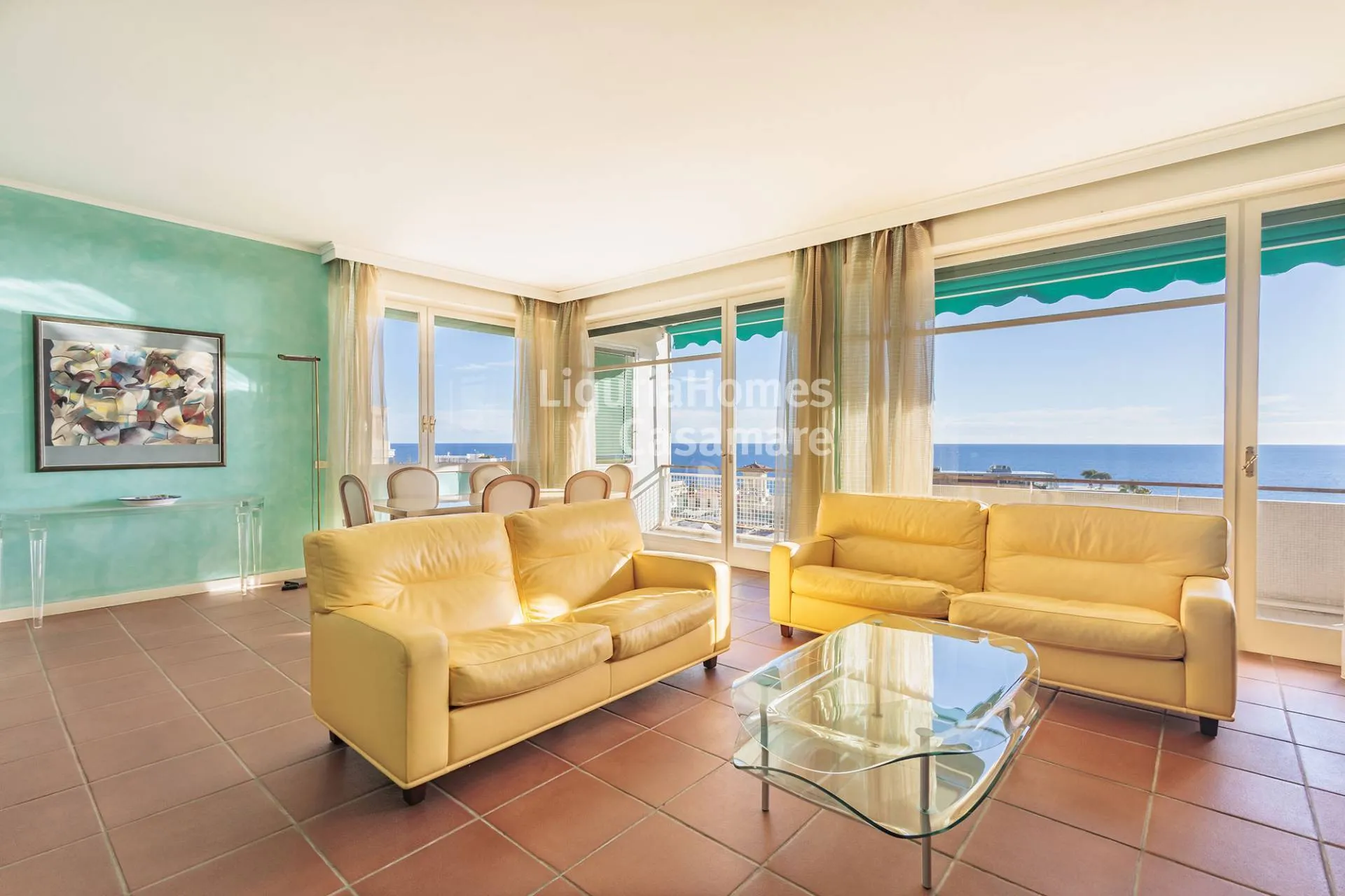 Élégant et spacieux appartement à vendre à San Remo, avec terrasse vue mer et garage privé, à quelques pas du Casino.