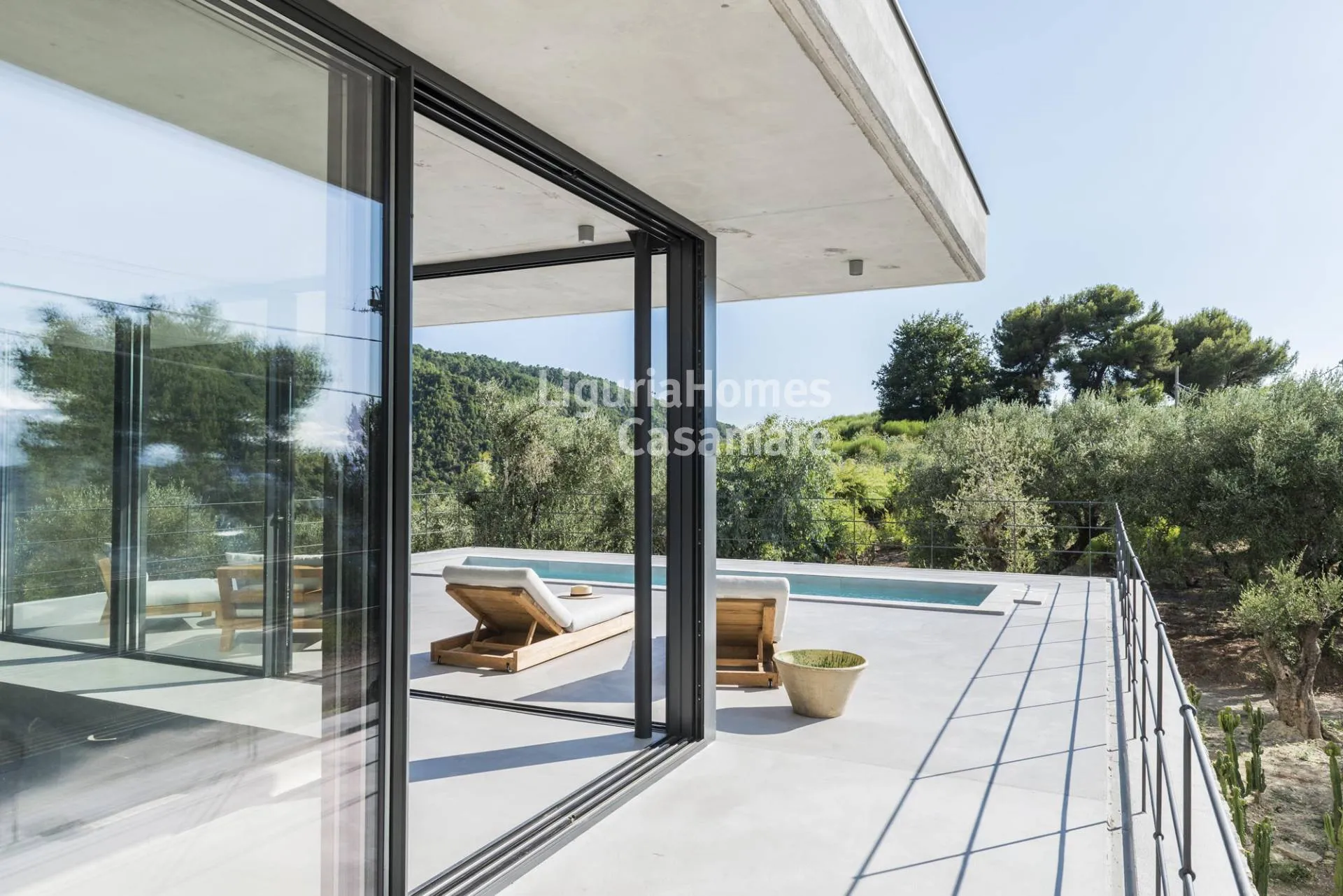 Seborga'da havuzlu ve panoramik manzaralı çağdaş villa satılık.