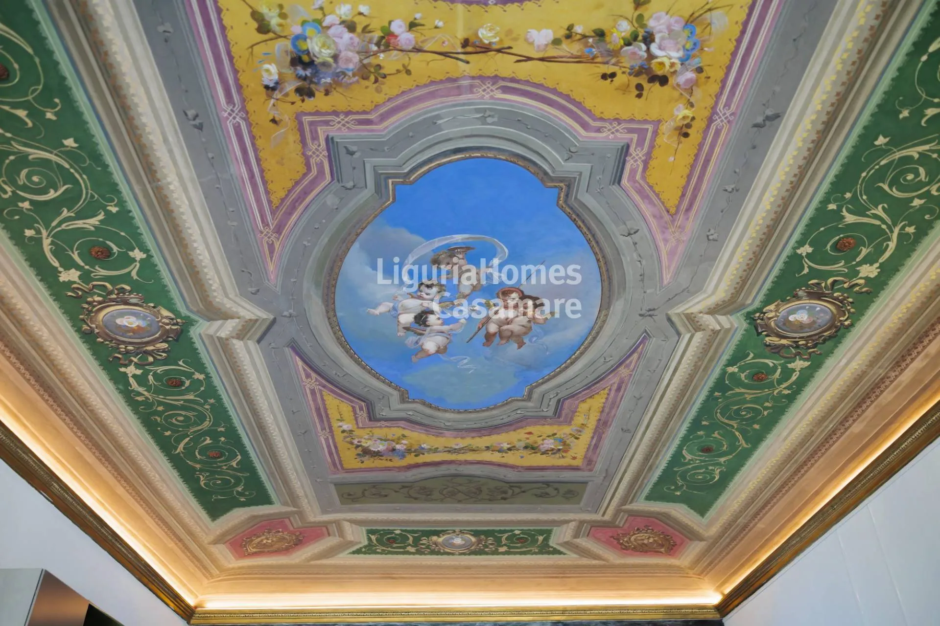 Imperia'nın kalbinde satılık prestijli freskli daire.