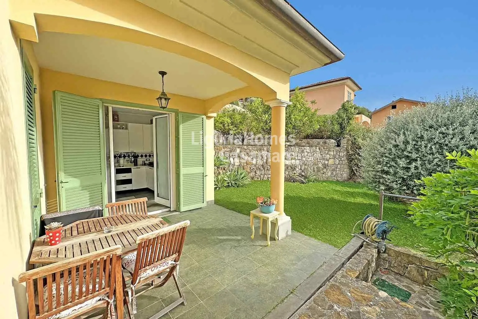 Villa for sale in Bordighera with private garden, terrace and large garage at walking distance to the sea.