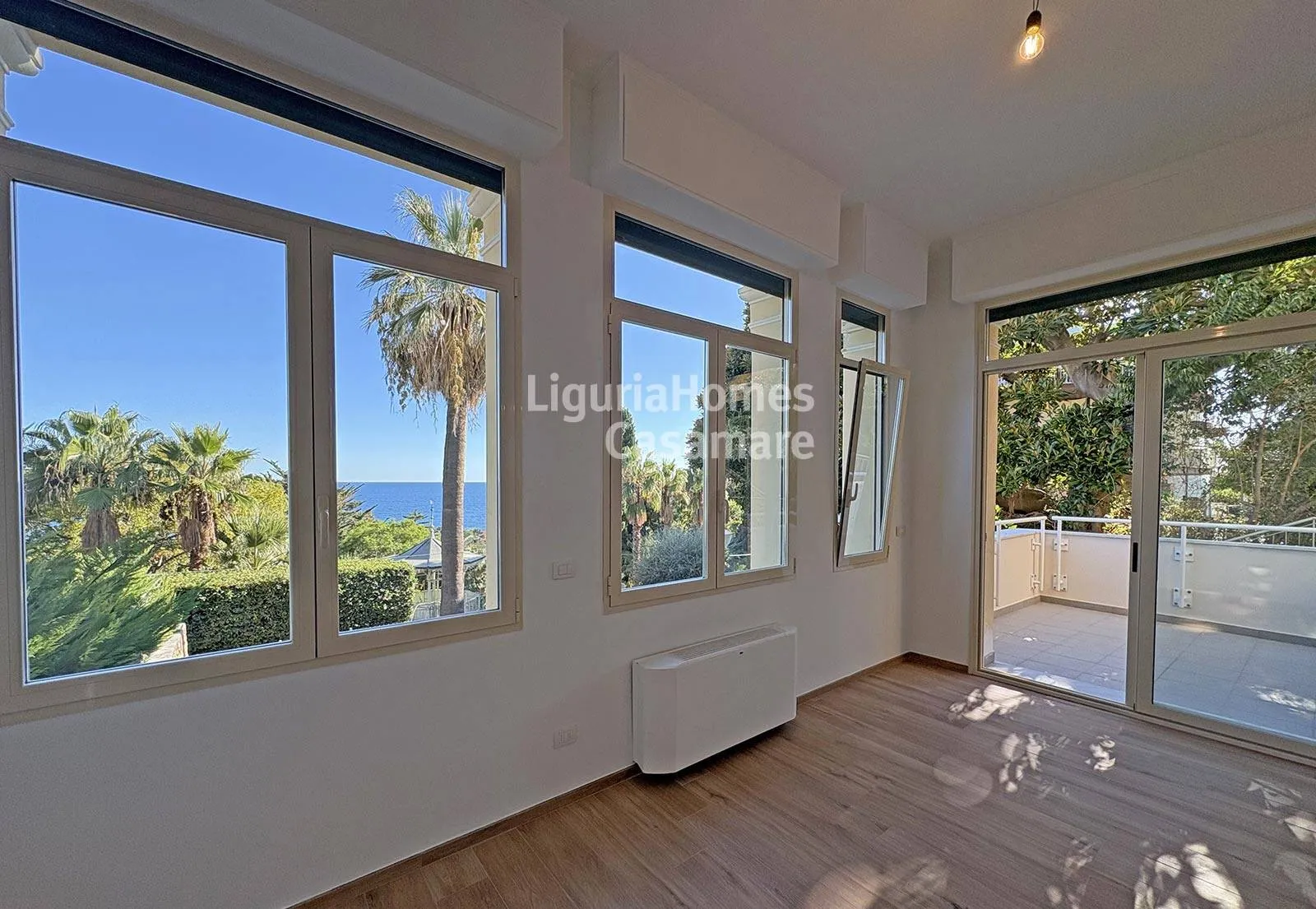 Appartement rénové de trois chambres avec vue sur la mer et jardin privé à vendre à San Remo, Ligurie.