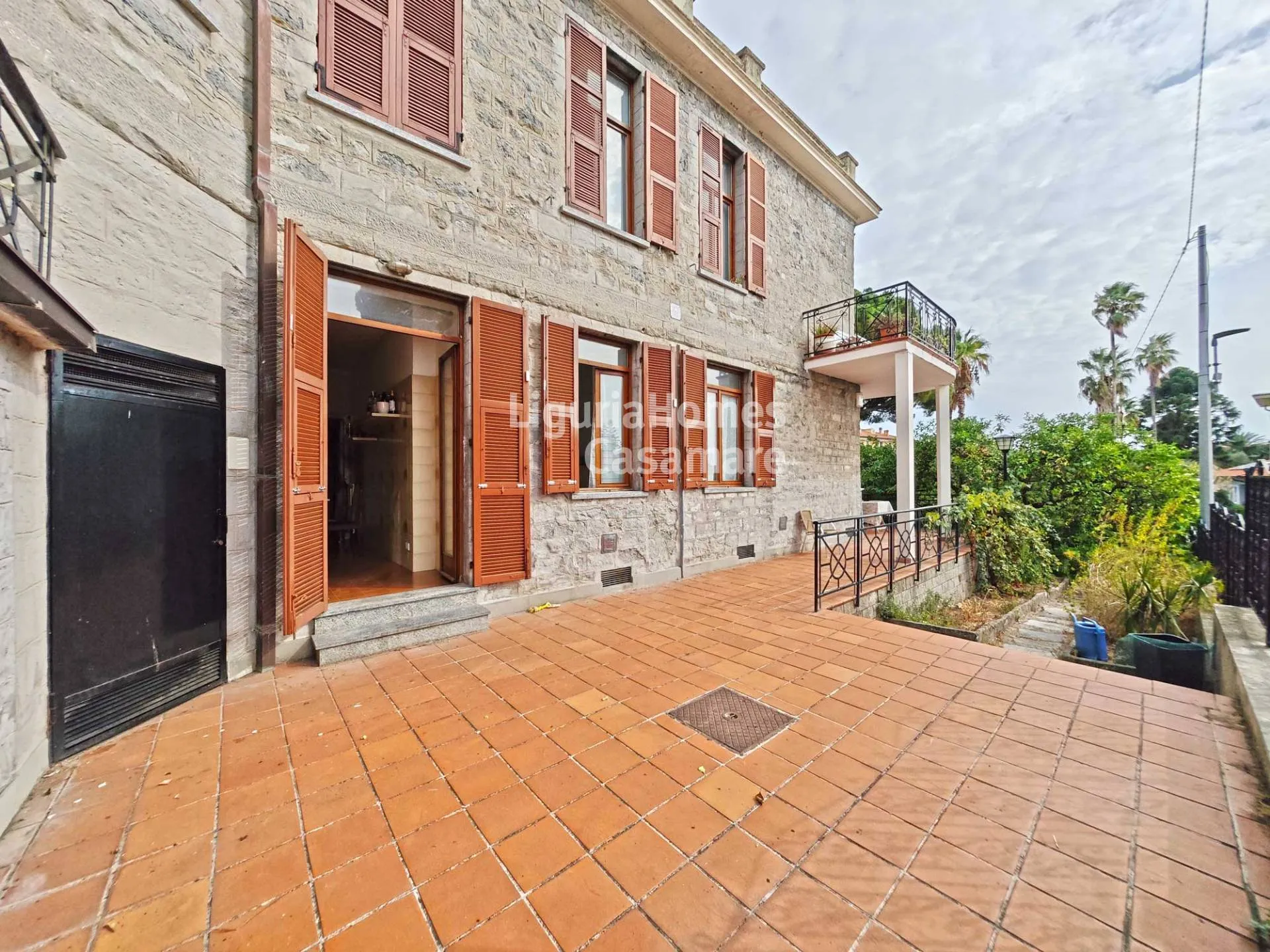 Bordighera large 3 bedroom apartment for sale with terrace, private garden and parking spaces.