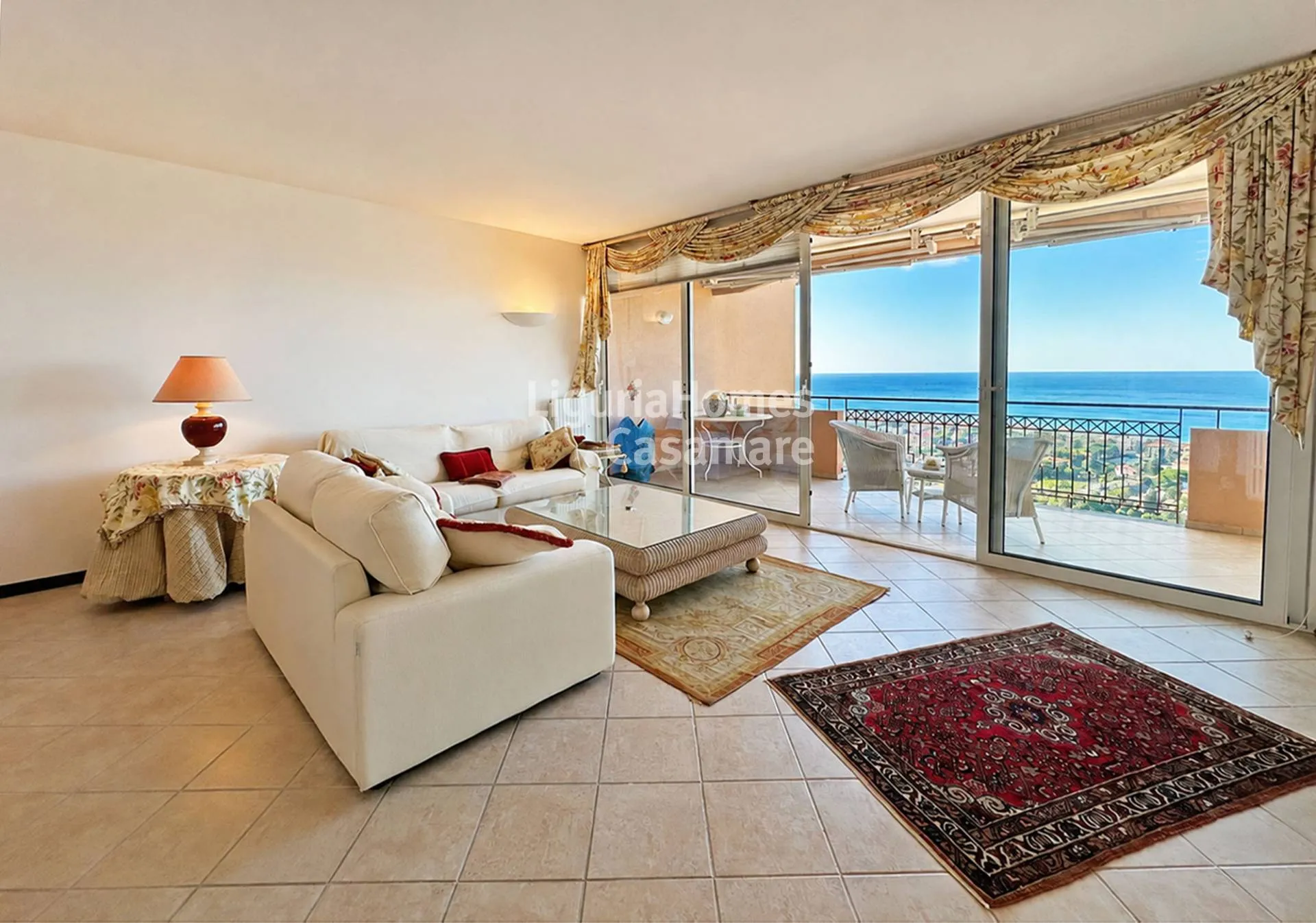 Esclusivo appartamento all'ultimo piano a Vallecrosia in vendita con terrazzi e splendide viste mare a 180°.