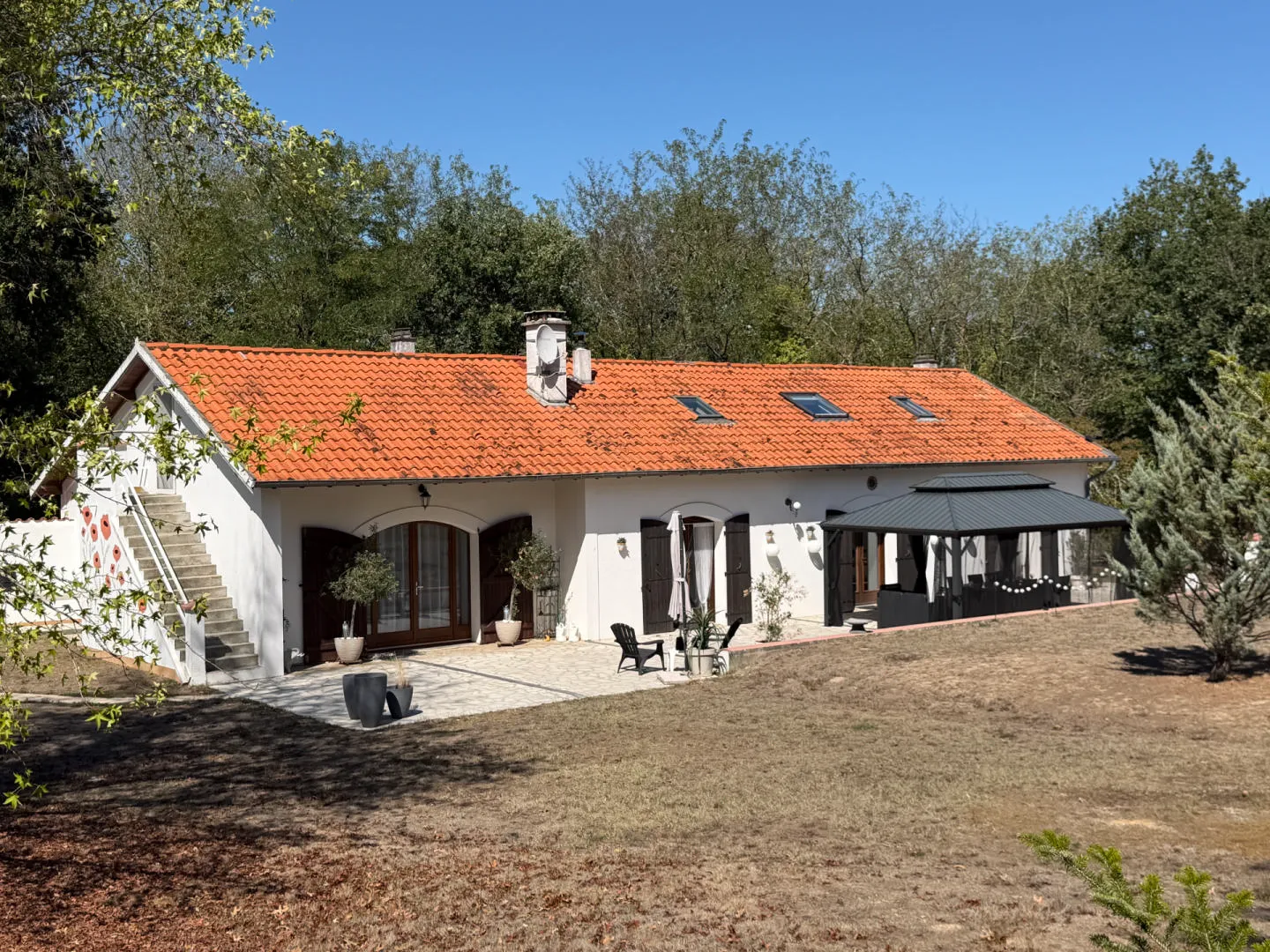 Propriedade Charmosa com Piscina e Terrenos Amplos – Perto de Saint-Aigulin