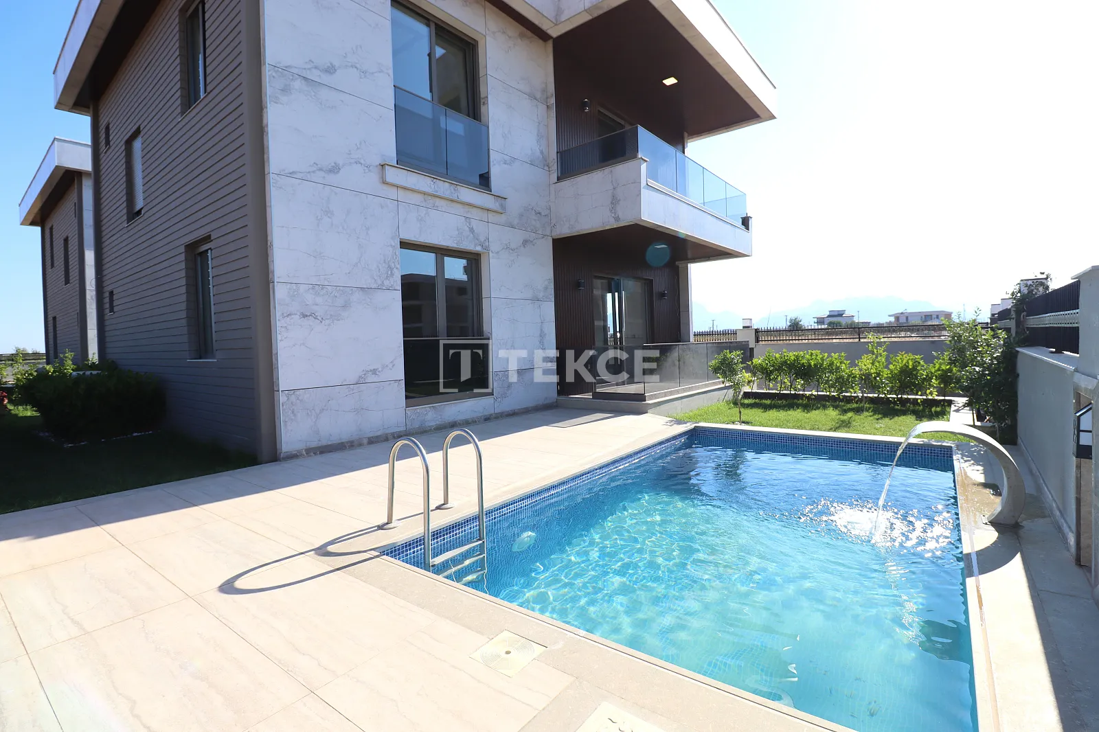 Villa 4 Chambres avec Piscine et Jardin à Antalya Döşemealtı