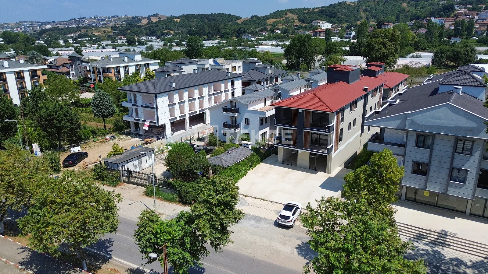 Geräumiges Geschäft mit Lager an der Yalova Termal Straße