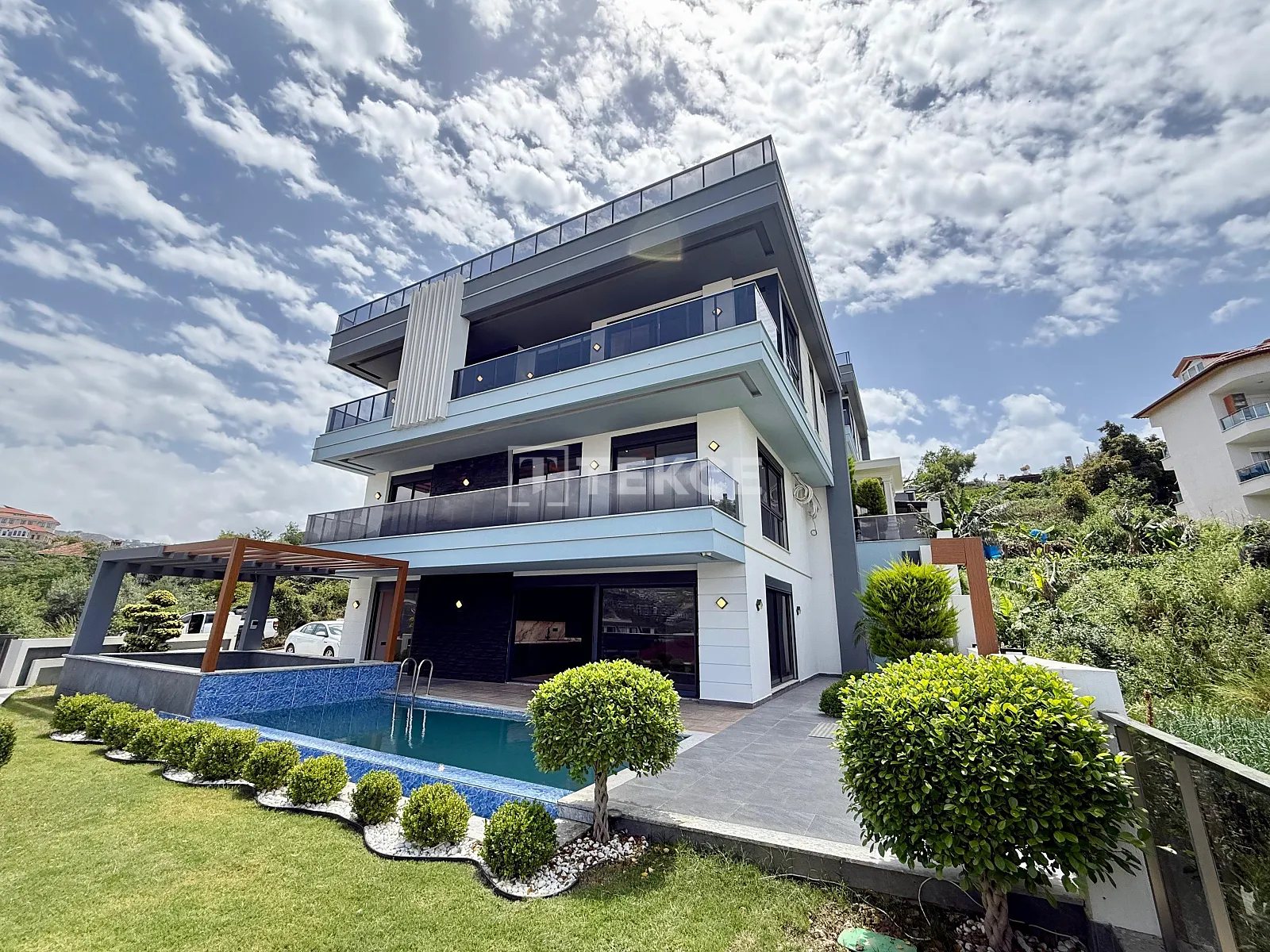 Villa con Vista Città e Mare Vicino alla Spiaggia a Kargıcak Alanya