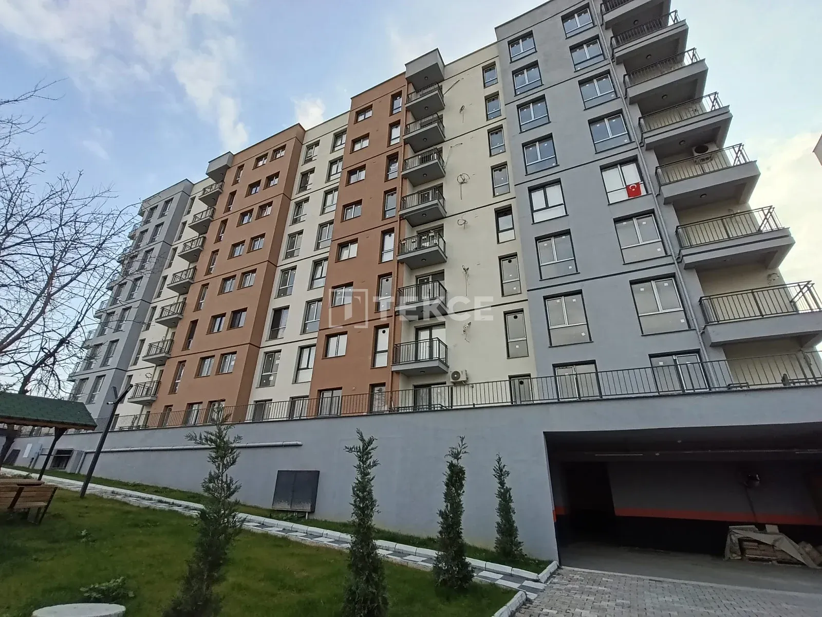 Başakşehir'de Güvenli Komplekste Daireler Otopark ile