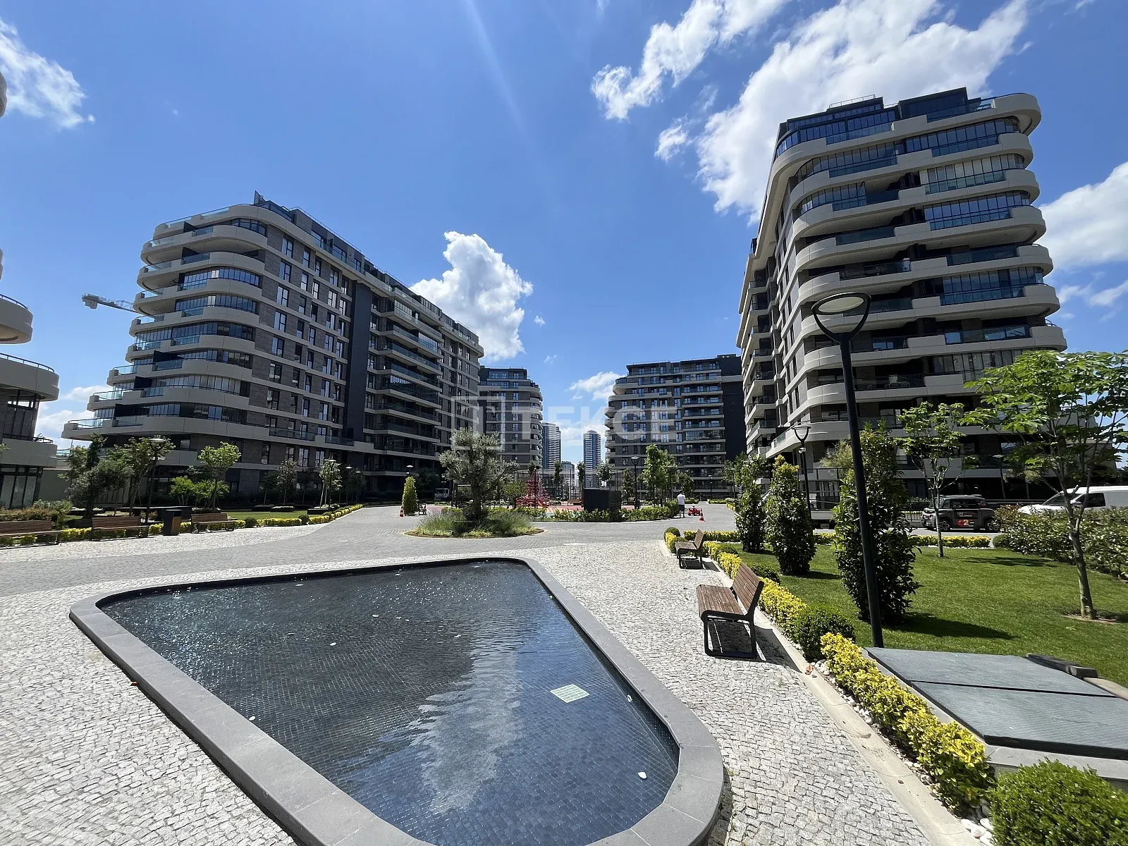 Apartamentos con Vistas al Lago y la Ciudad en un Complejo en Estambul Kartal