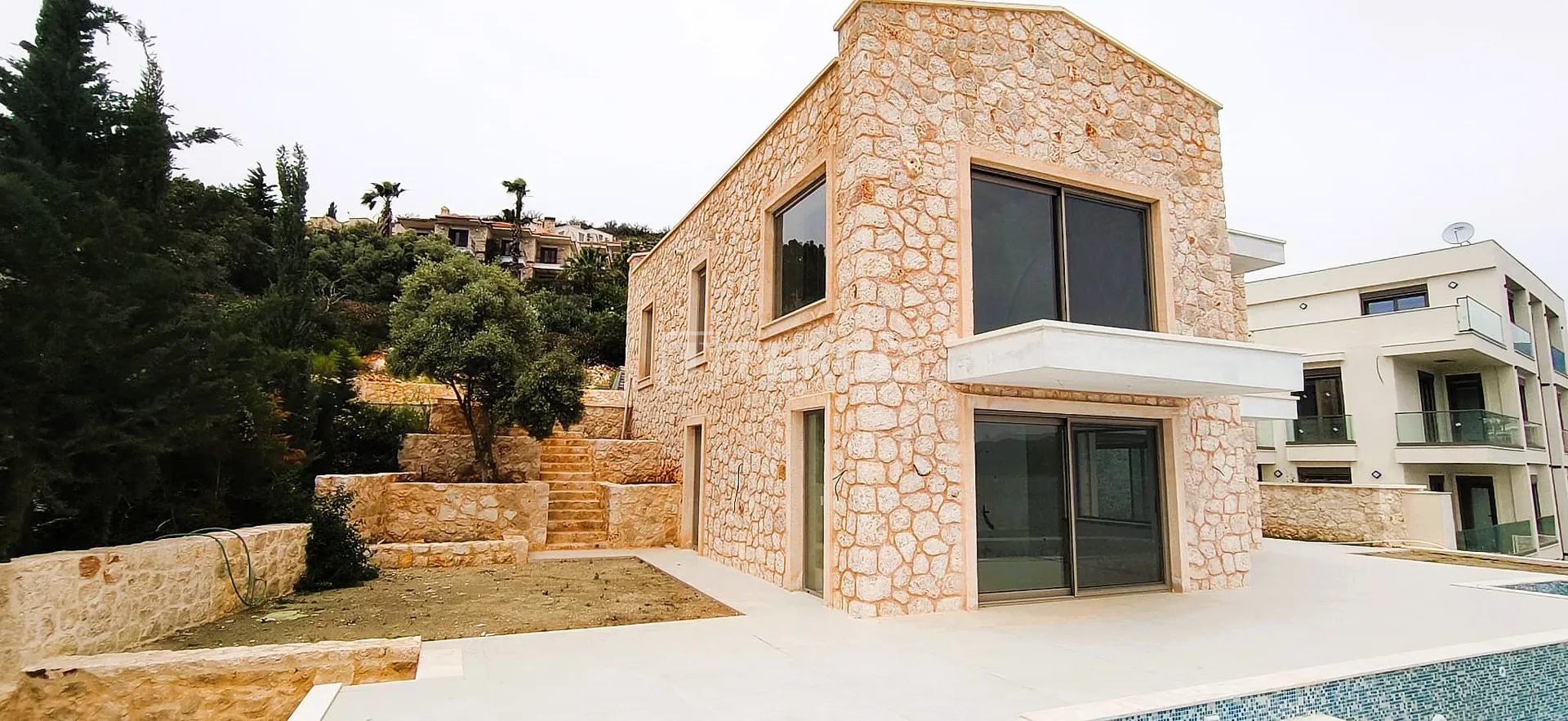 Antalya Kaş'ta Satılık Mobilyalı Deniz Kenarı Villa